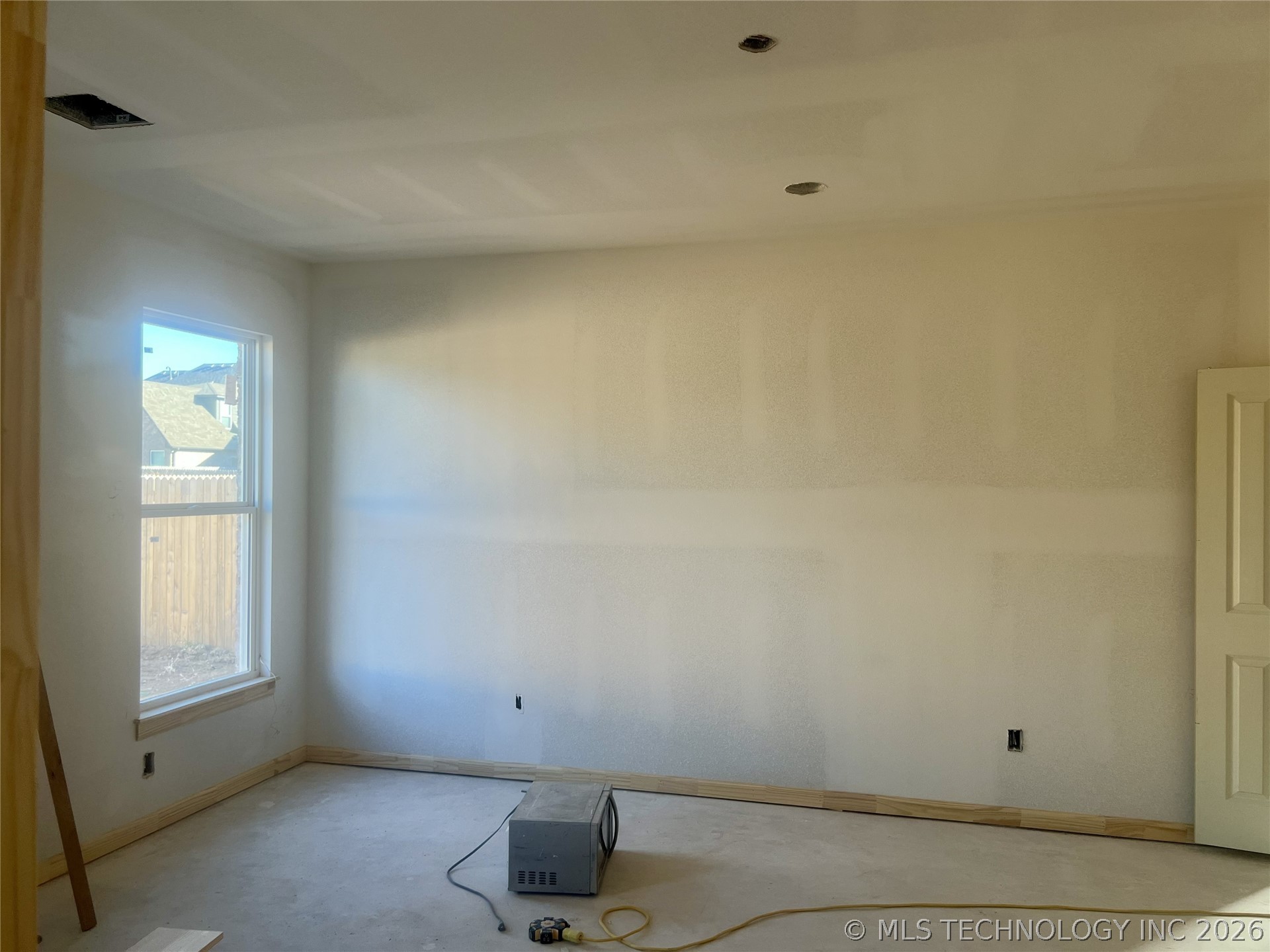 6905 S Willow Avenue Property Photo 14