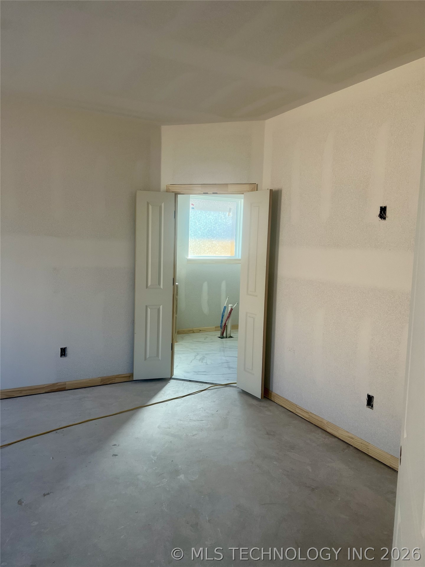 6905 S Willow Avenue Property Photo 15