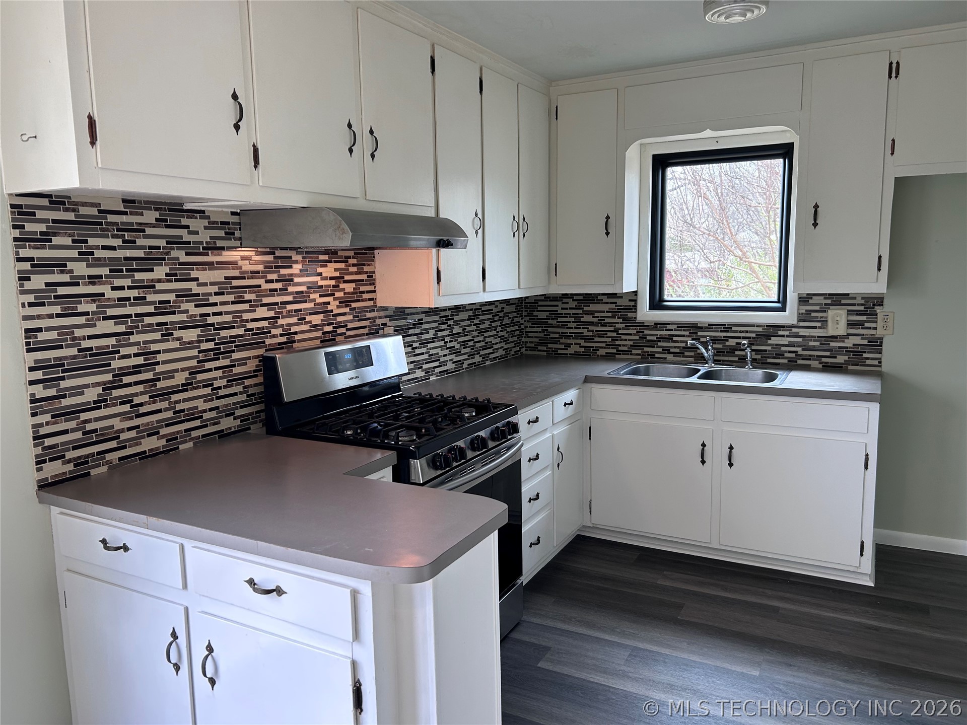 125 E Powell Street Property Photo 4