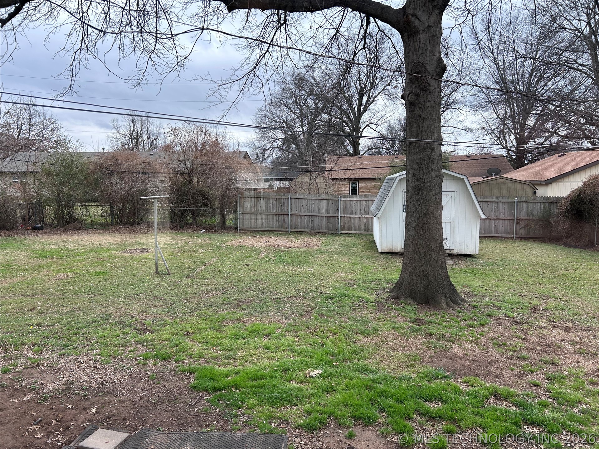 125 E Powell Street Property Photo 7