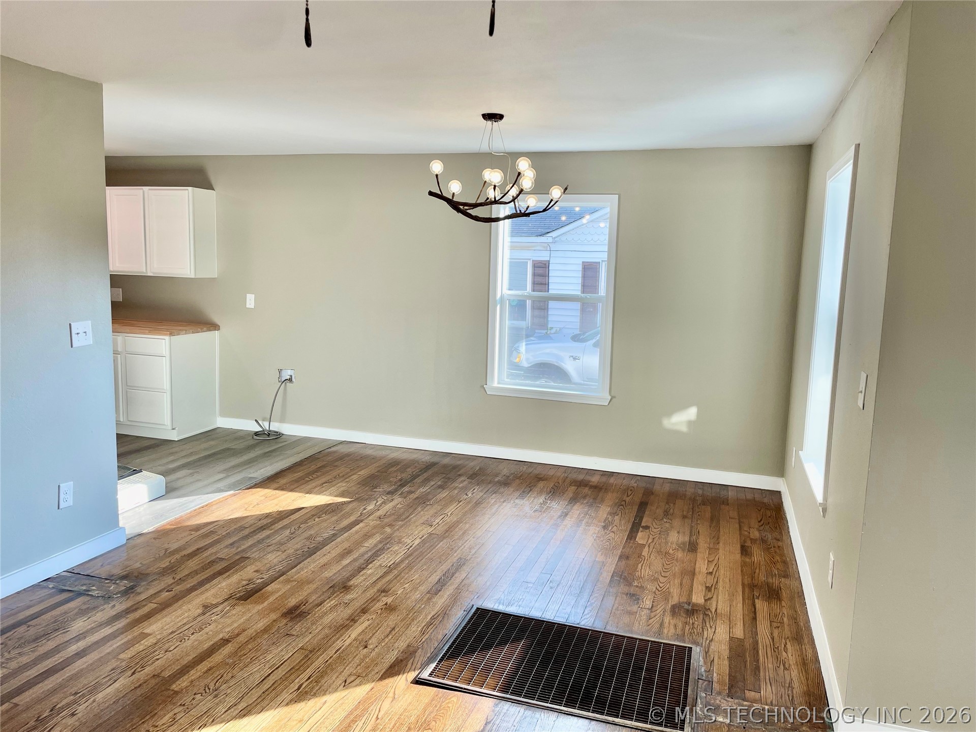910 Hargrove Property Photo 4