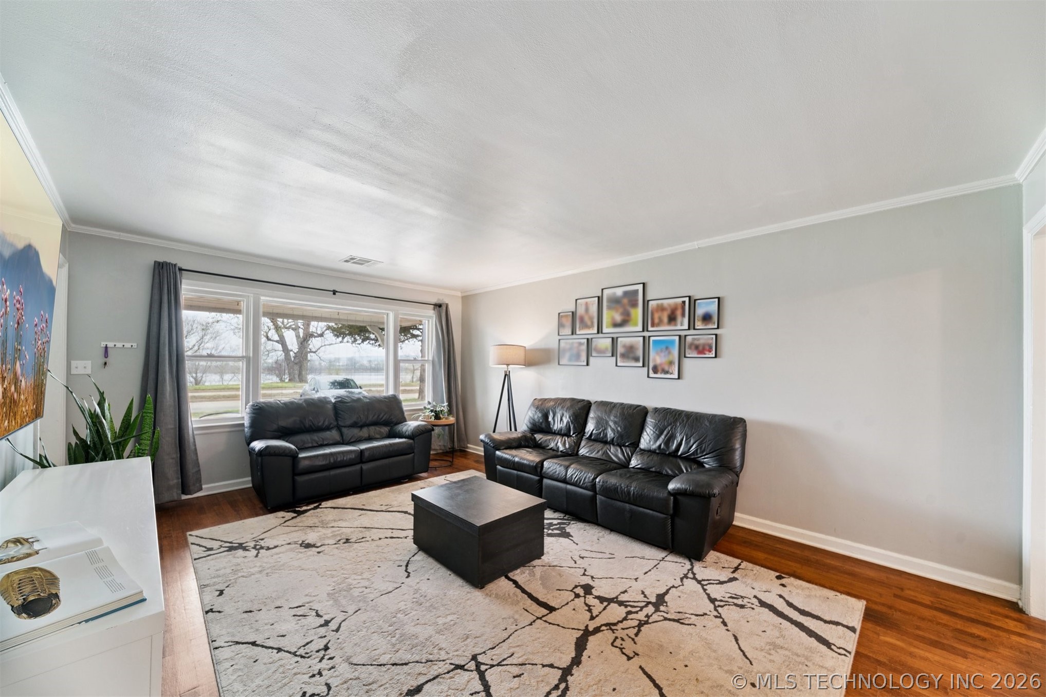 4243 Riverside Drive Property Photo 6