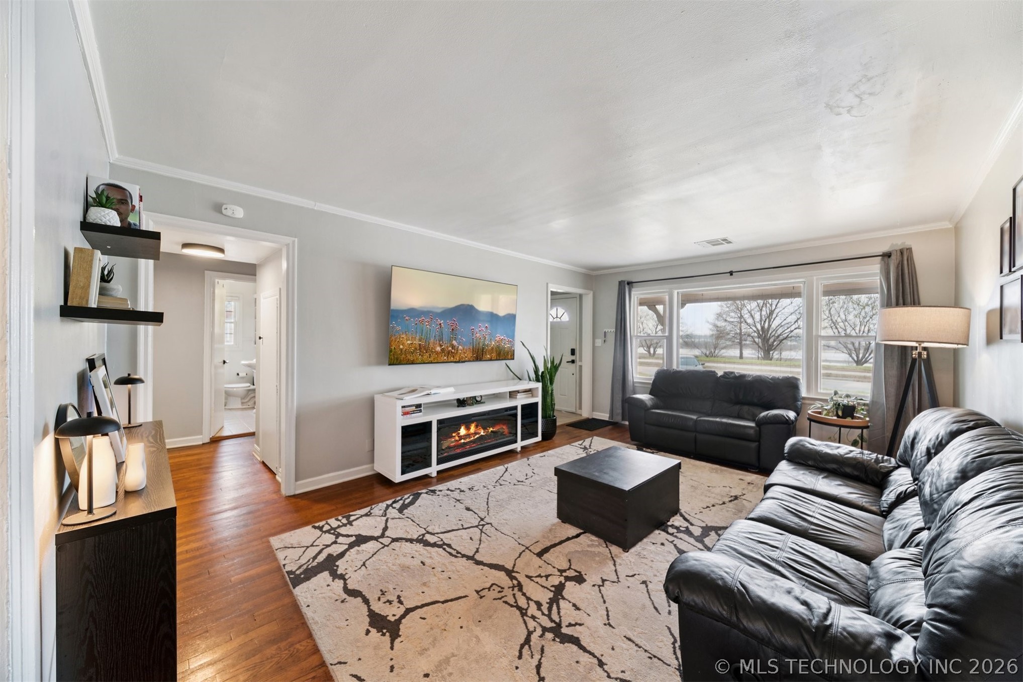 4243 Riverside Drive Property Photo 7