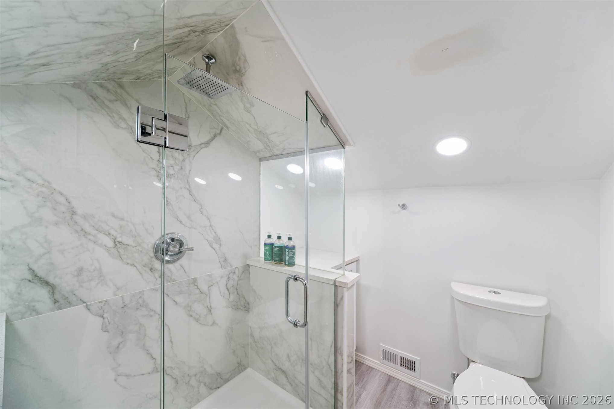 4243 Riverside Drive Property Photo 21