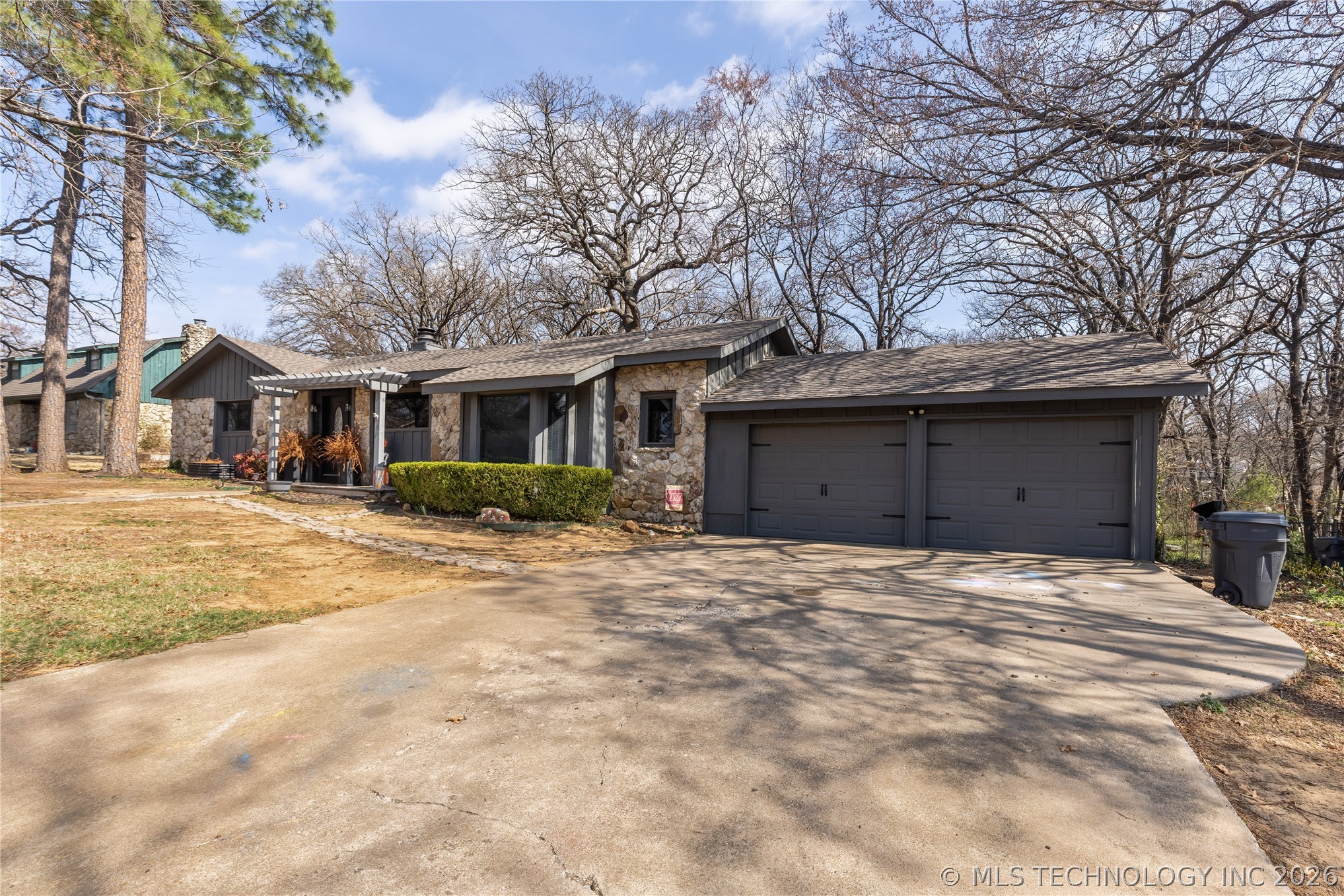 1404 Oakridge Property Photo 1