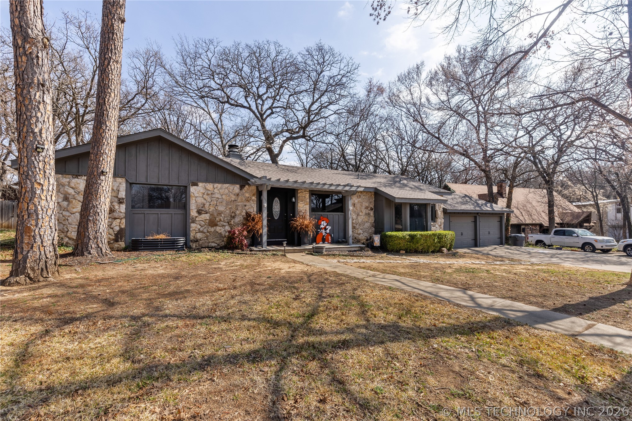 1404 Oakridge Property Photo 3