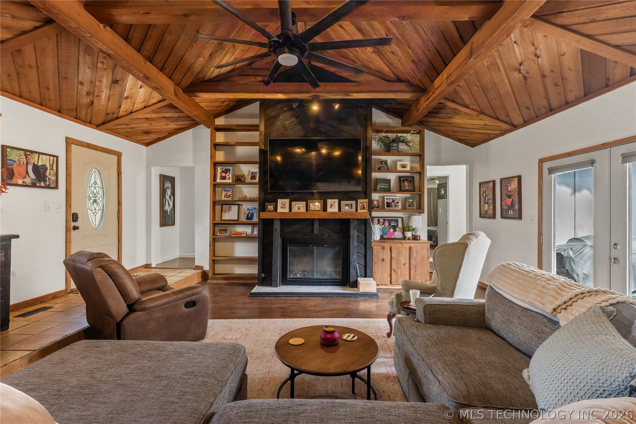1404 Oakridge Property Photo 8