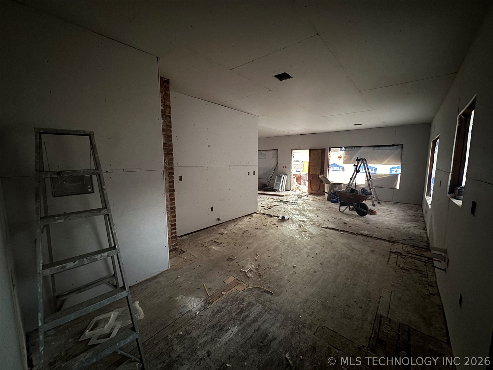 1123 S Newport Avenue Property Photo 6