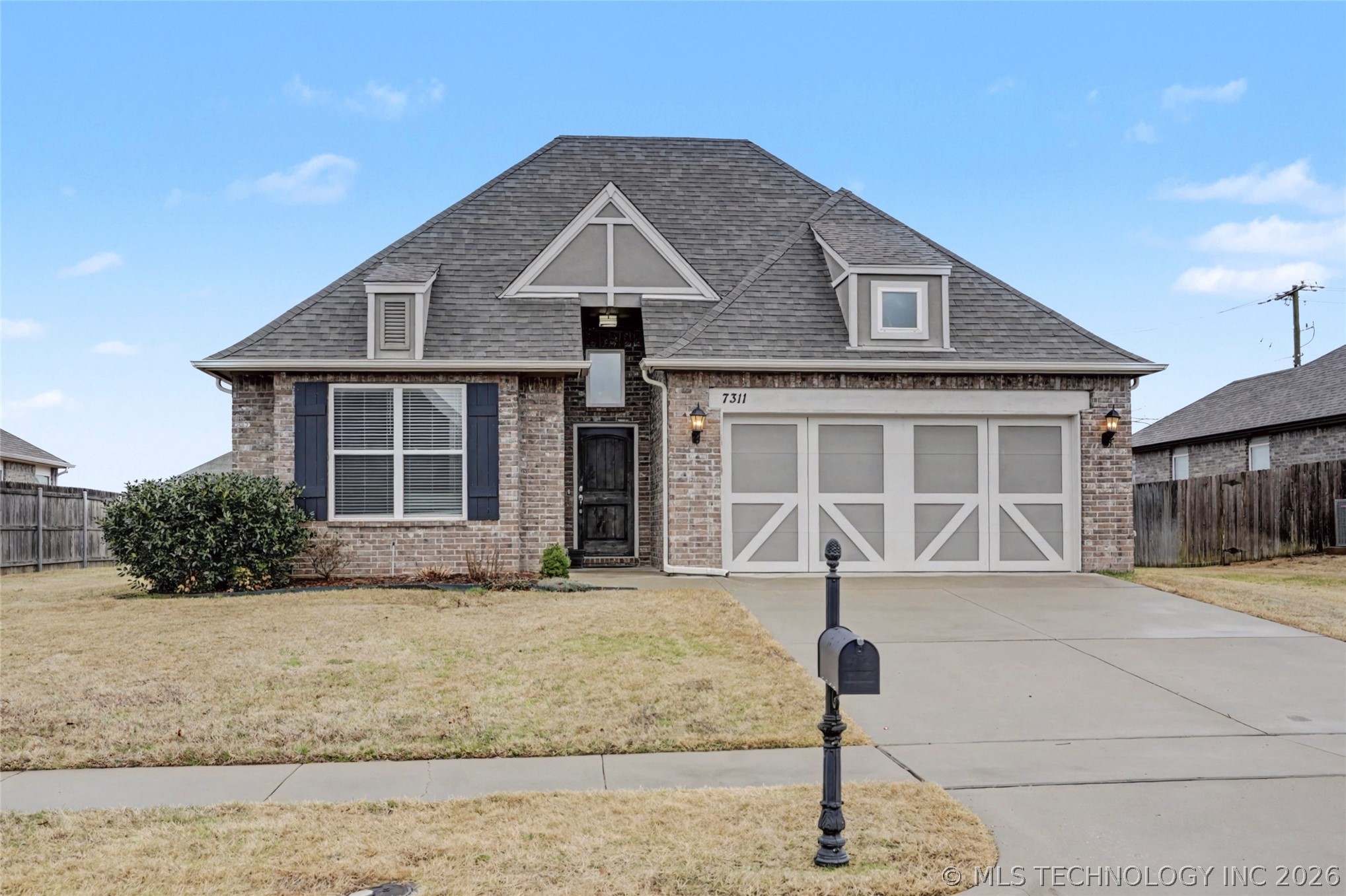 7311 E Oak Ridge Street Property Photo 2