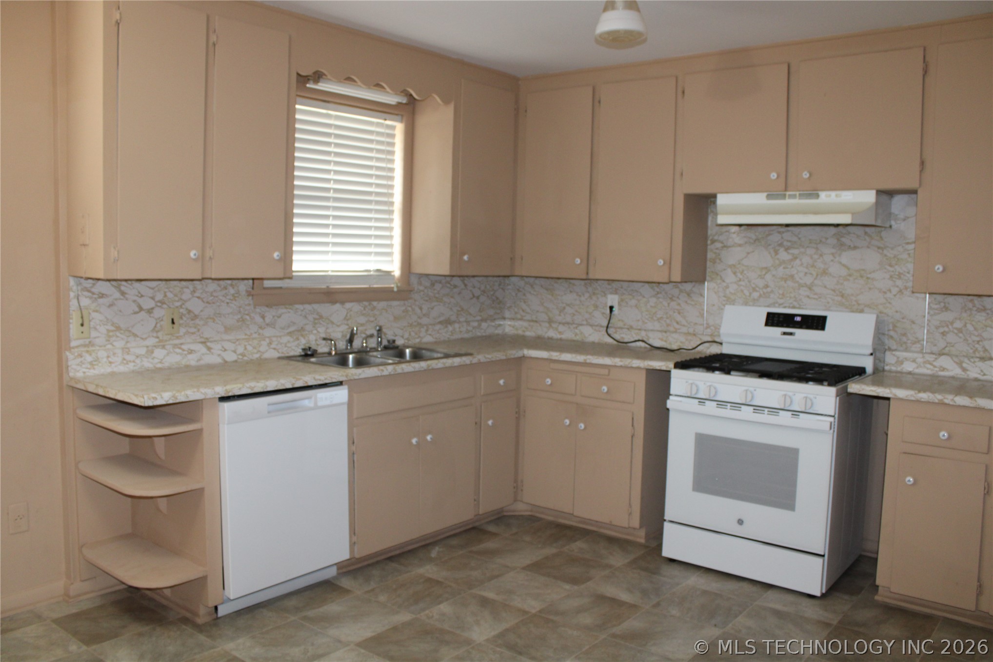 4610 N Trenton Avenue Property Photo 6