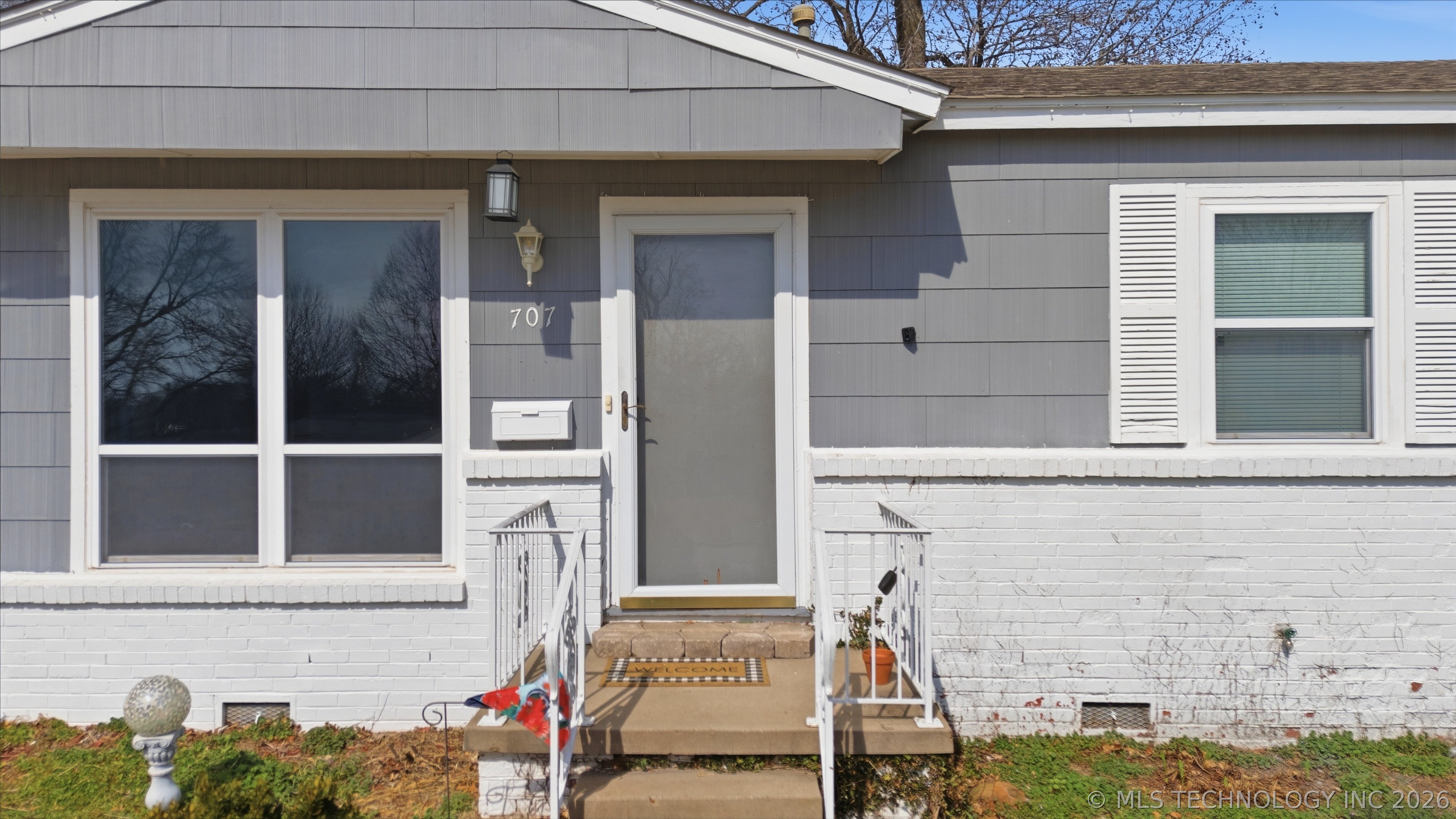 707 E 7th Court Property Photo 4