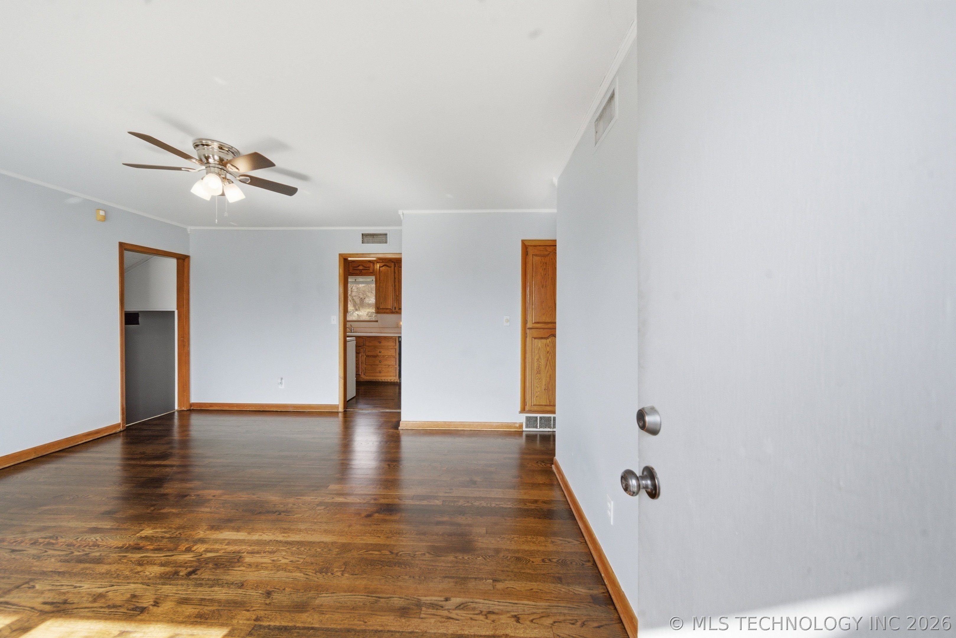 707 E 7th Court Property Photo 5