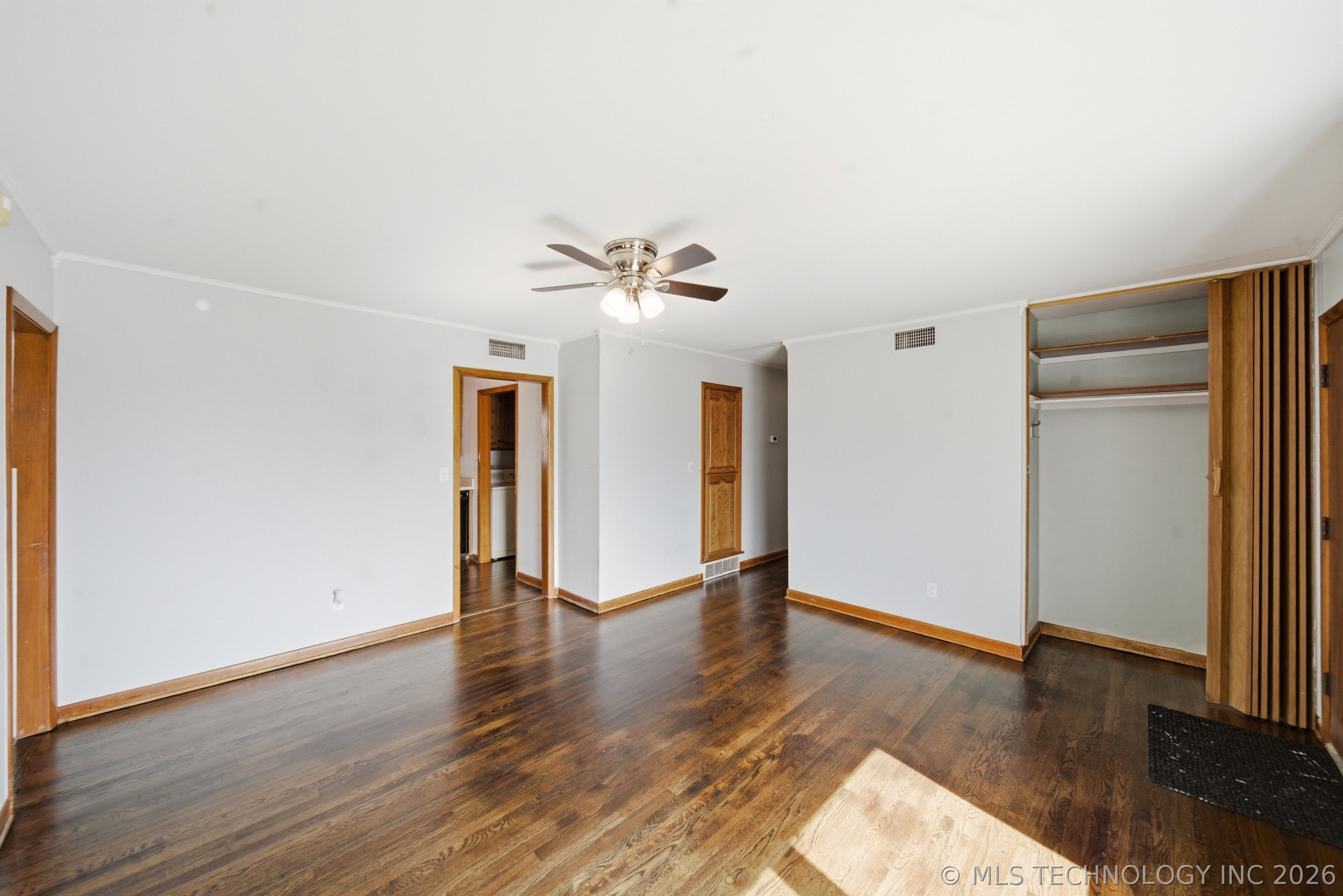 707 E 7th Court Property Photo 6