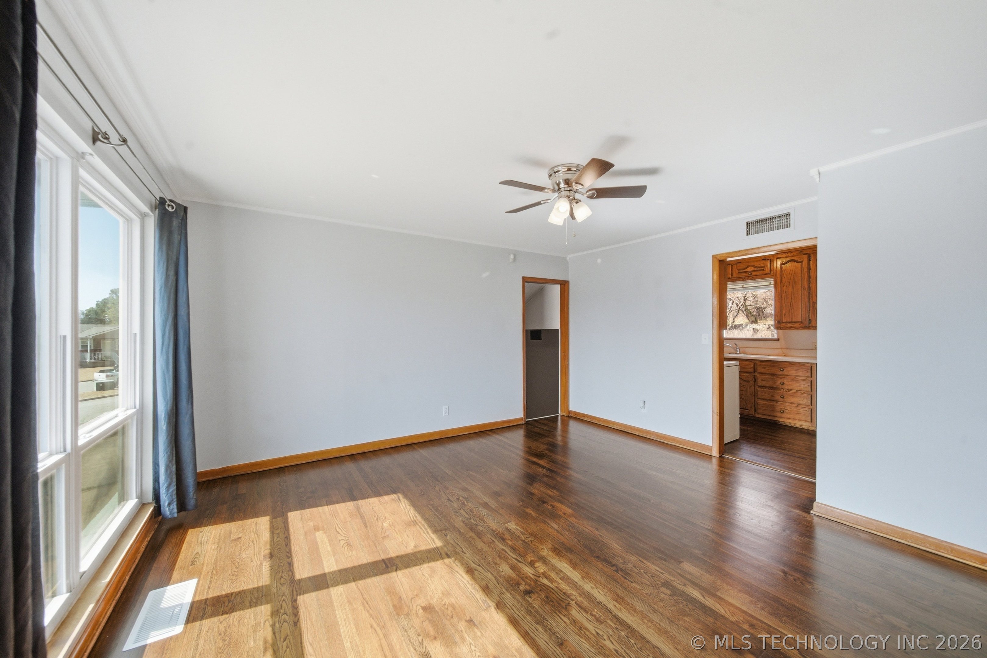 707 E 7th Court Property Photo 7
