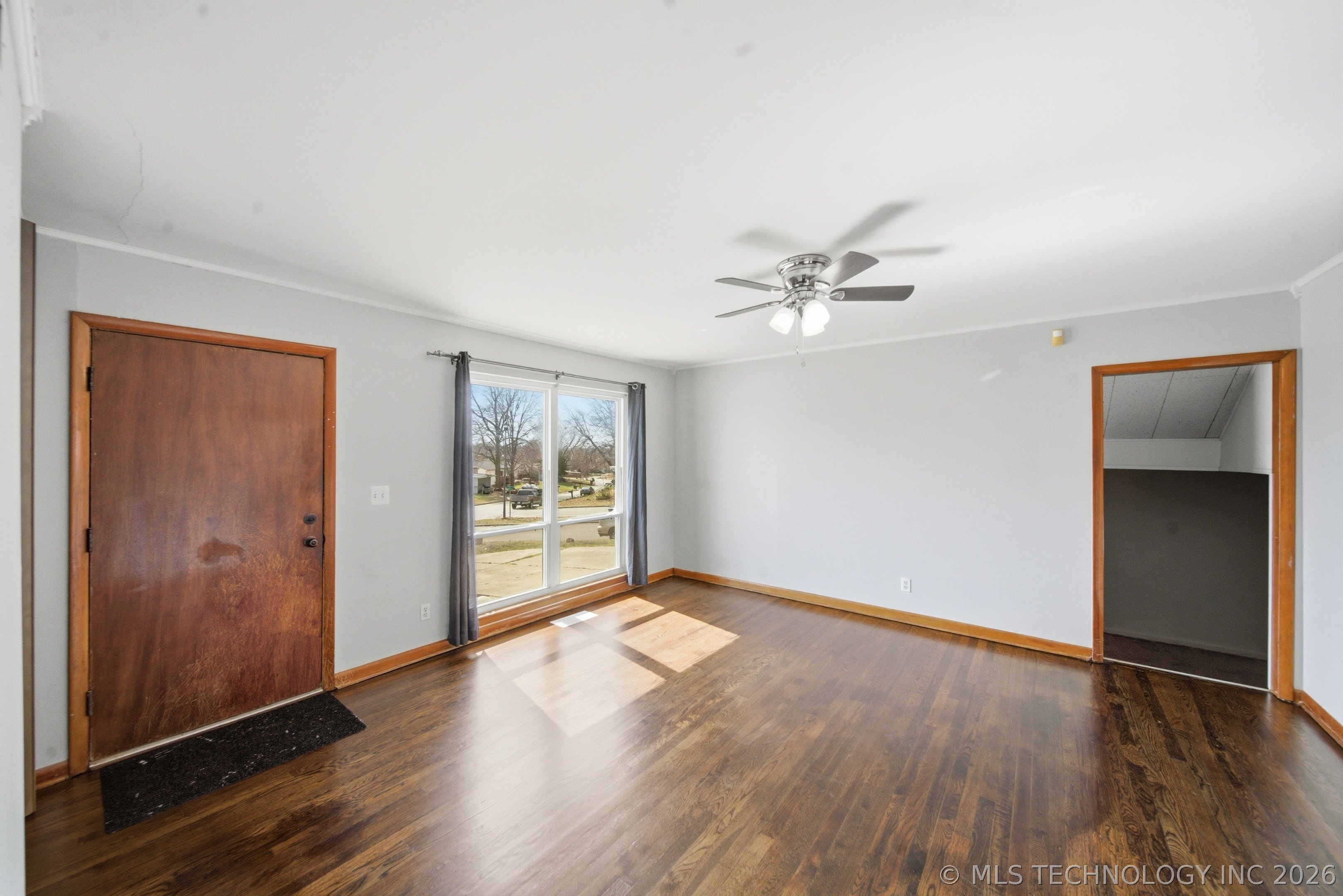 707 E 7th Court Property Photo 9