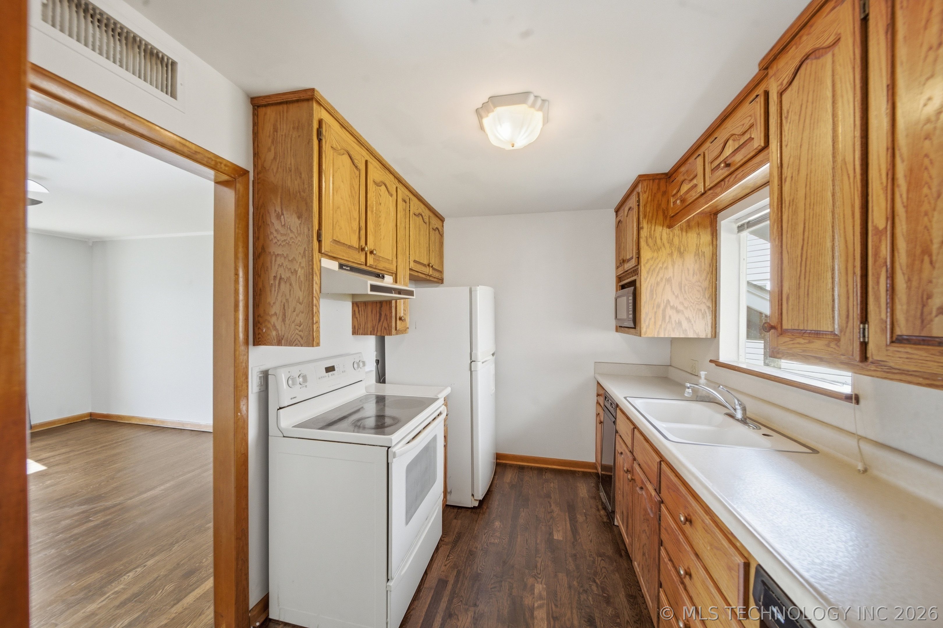 707 E 7th Court Property Photo 14