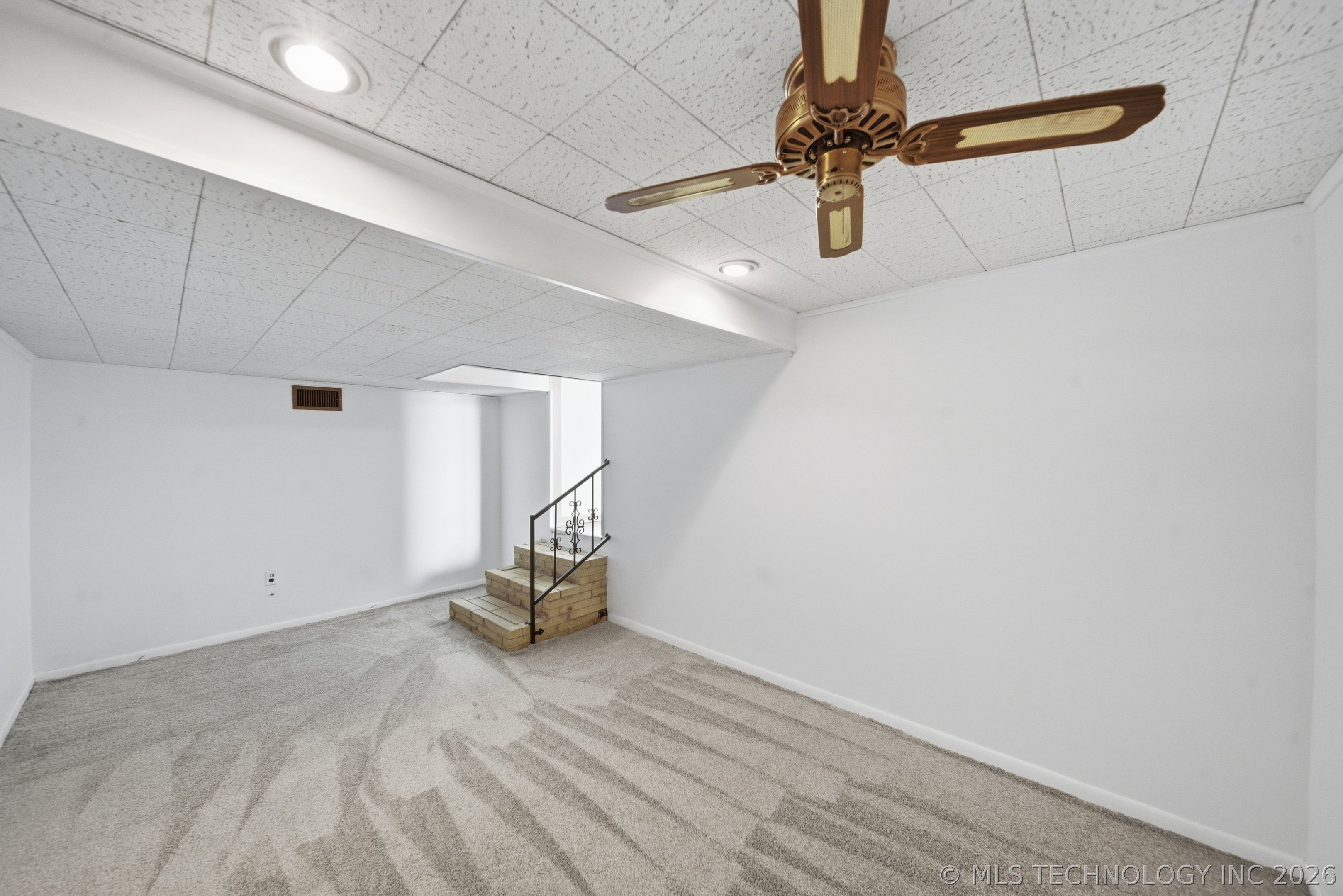 707 E 7th Court Property Photo 16
