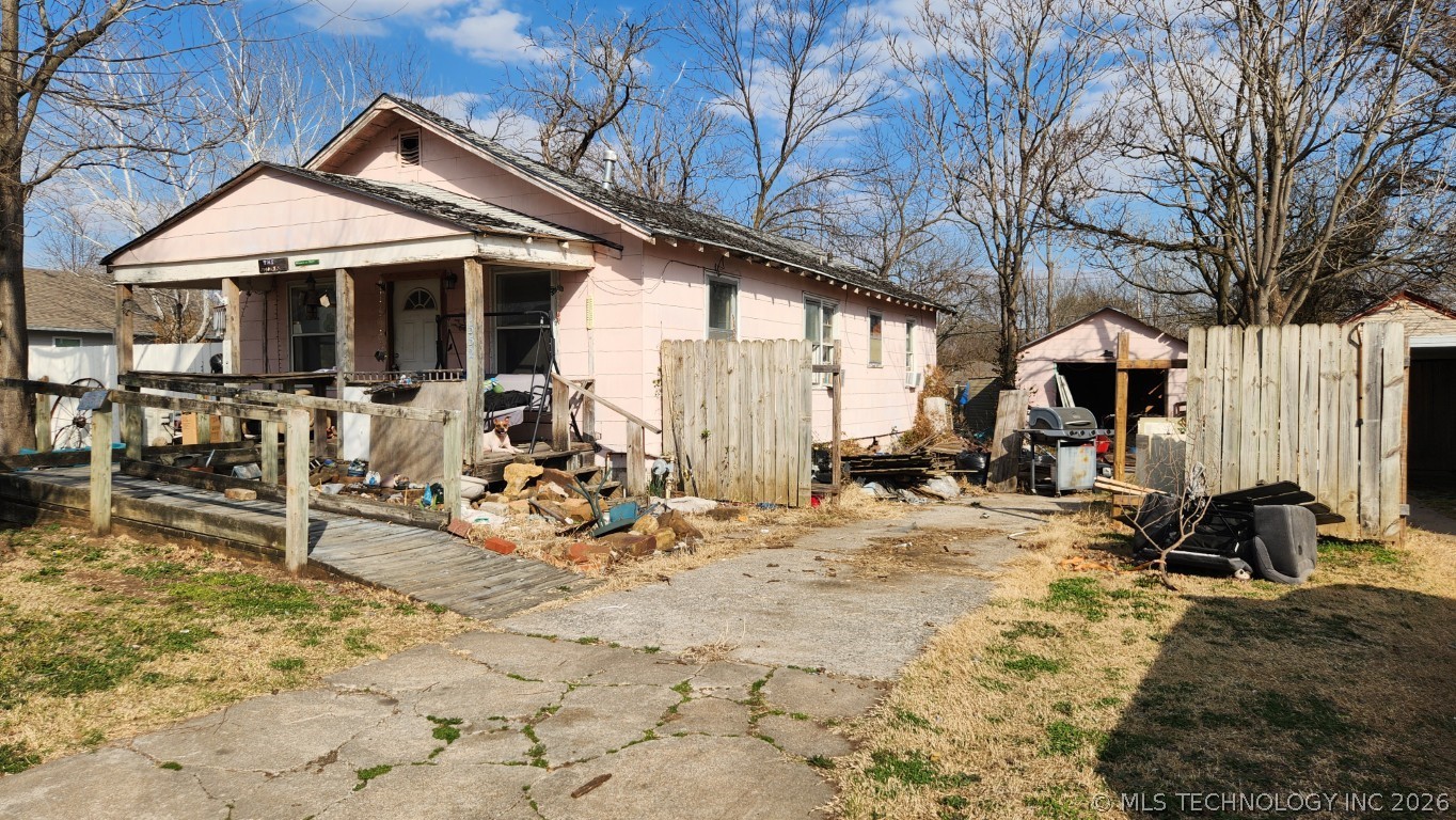 1552 S Maple Avenue Property Photo 2