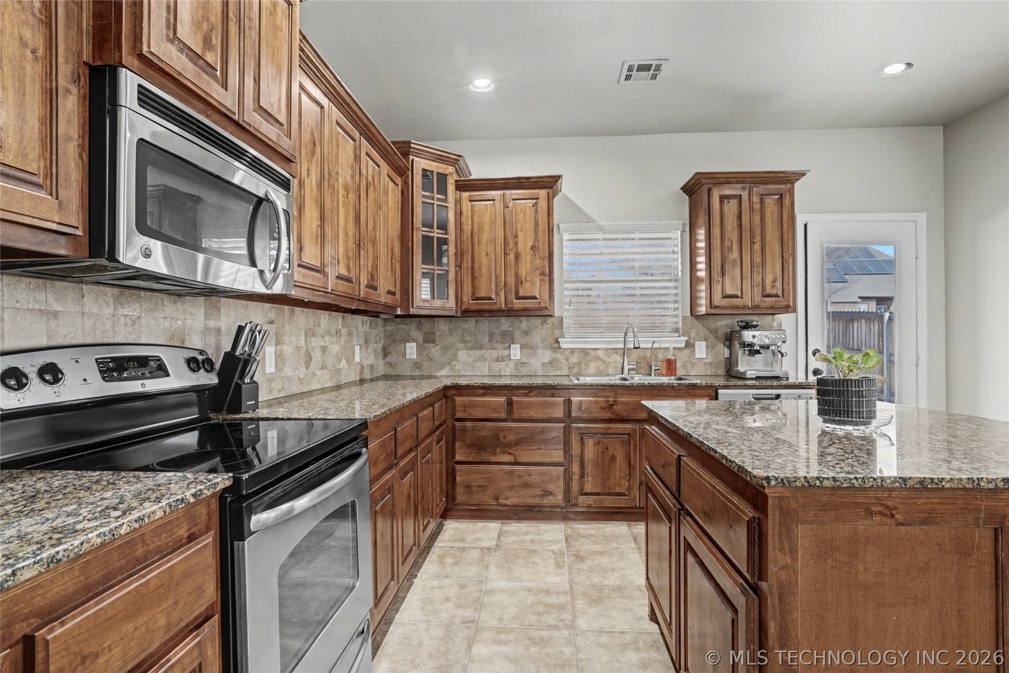 2740 W Quinton Street Property Photo 7