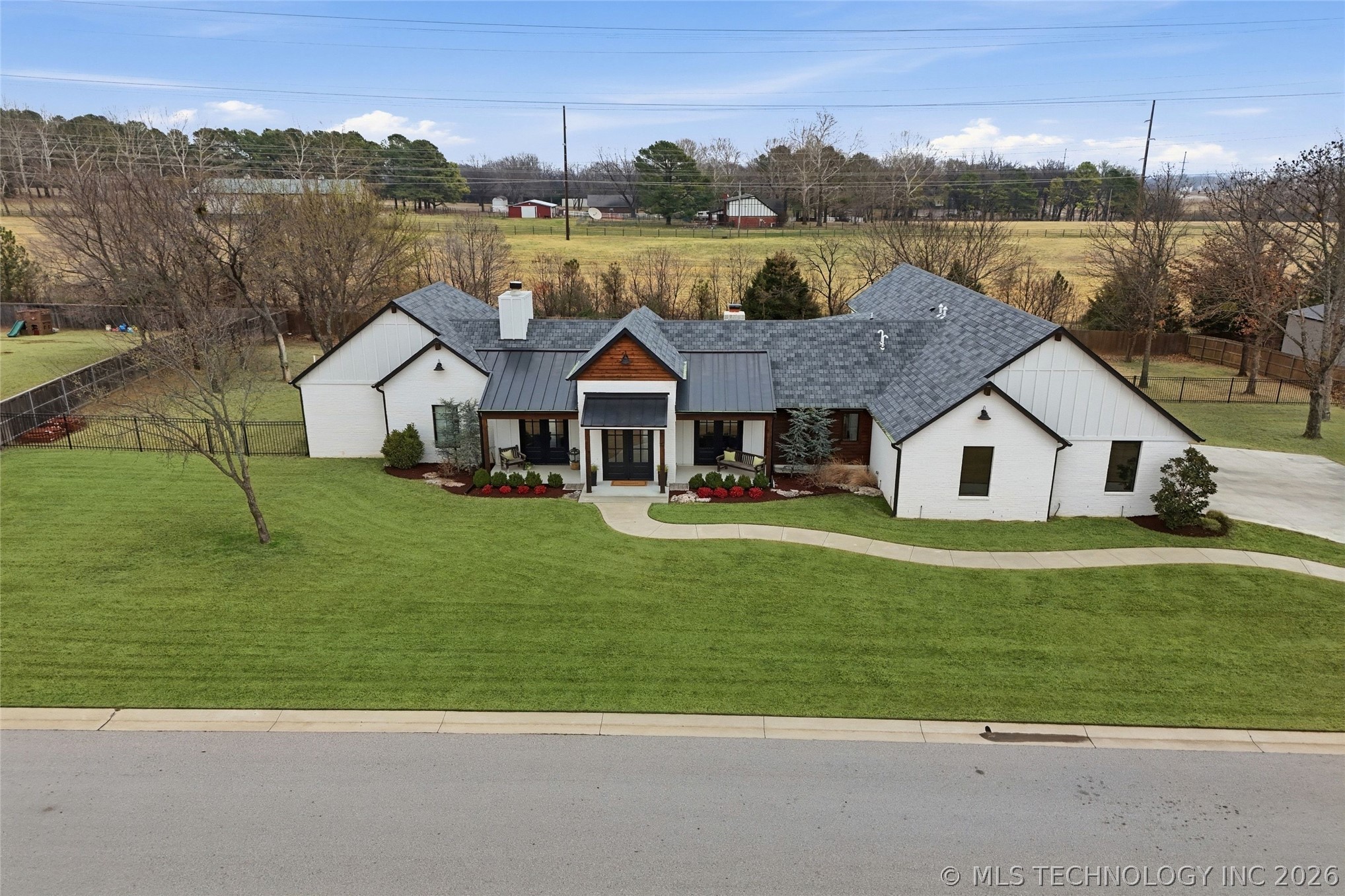 12937 S 28th Place Property Photo 2