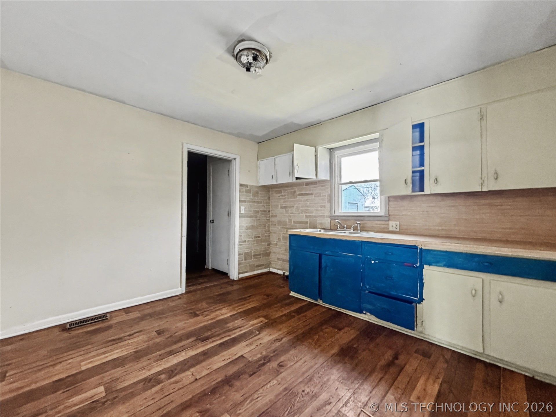 210 Northside Court Property Photo 8