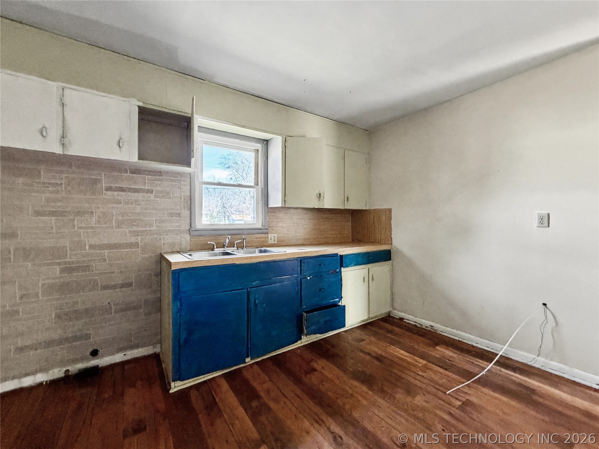 210 Northside Court Property Photo 9