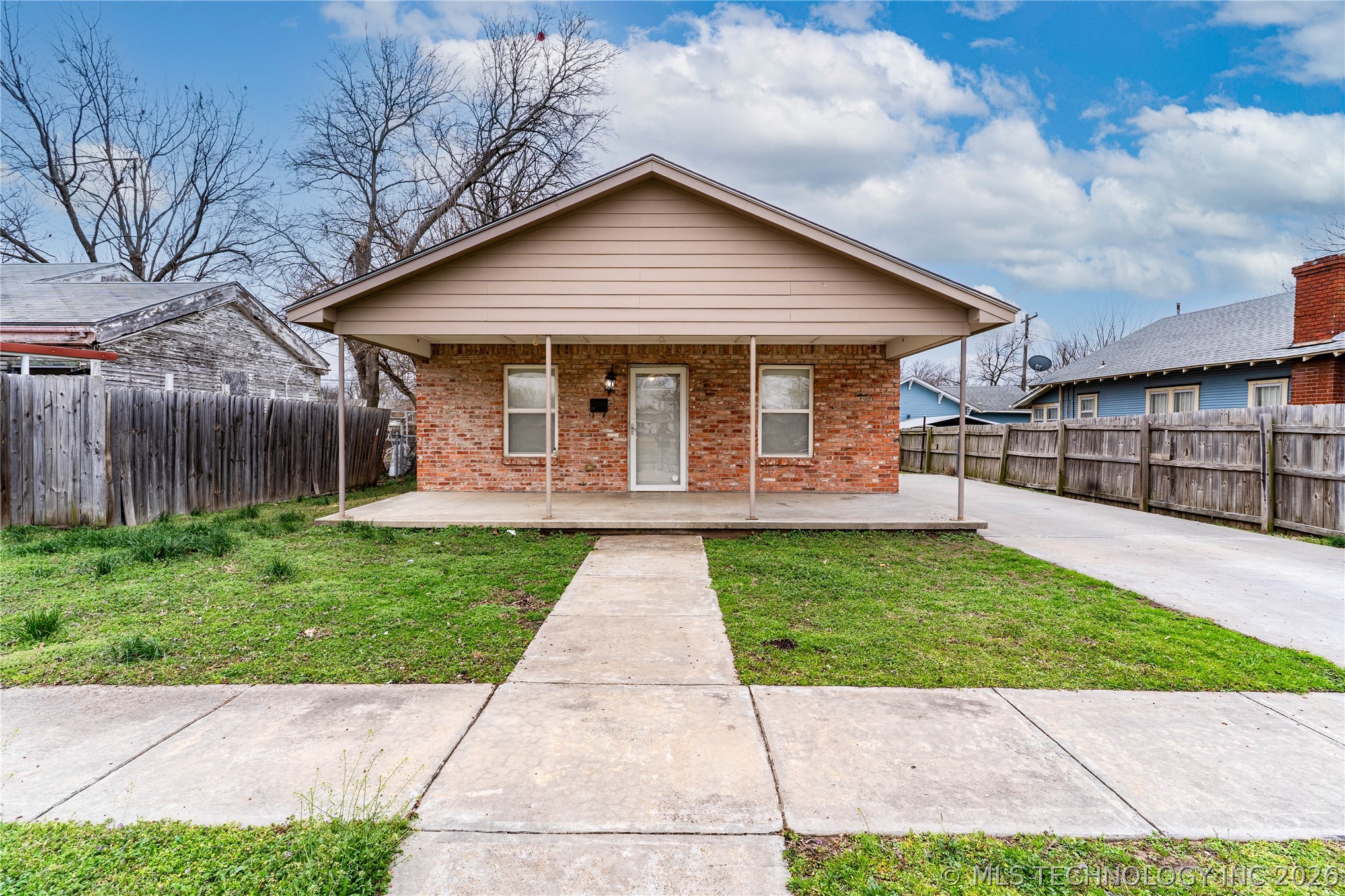 915 E Oak Street Property Photo 1