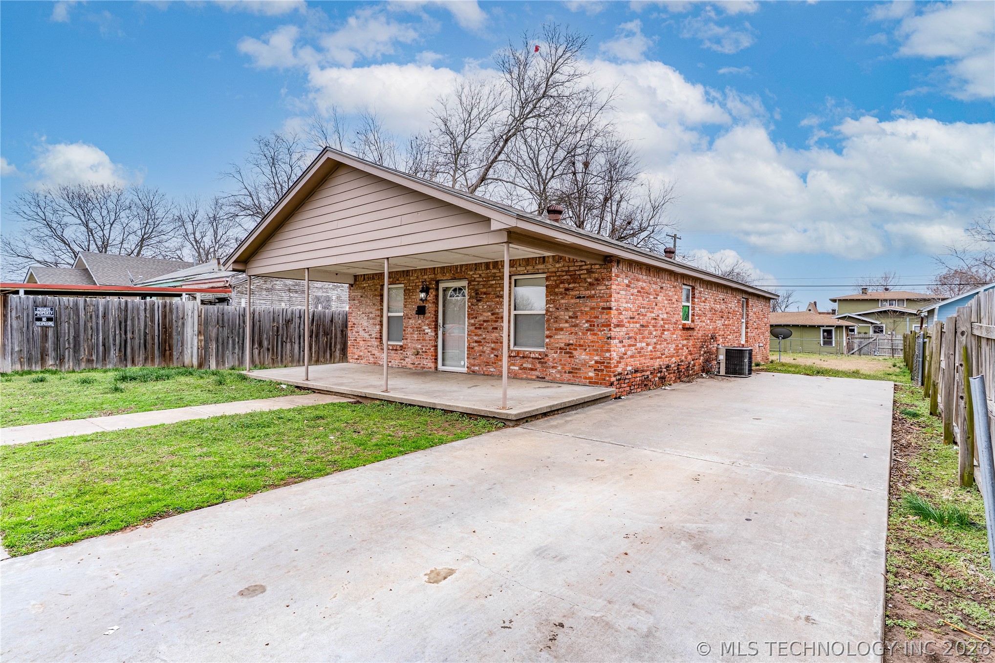 915 E Oak Street Property Photo 2