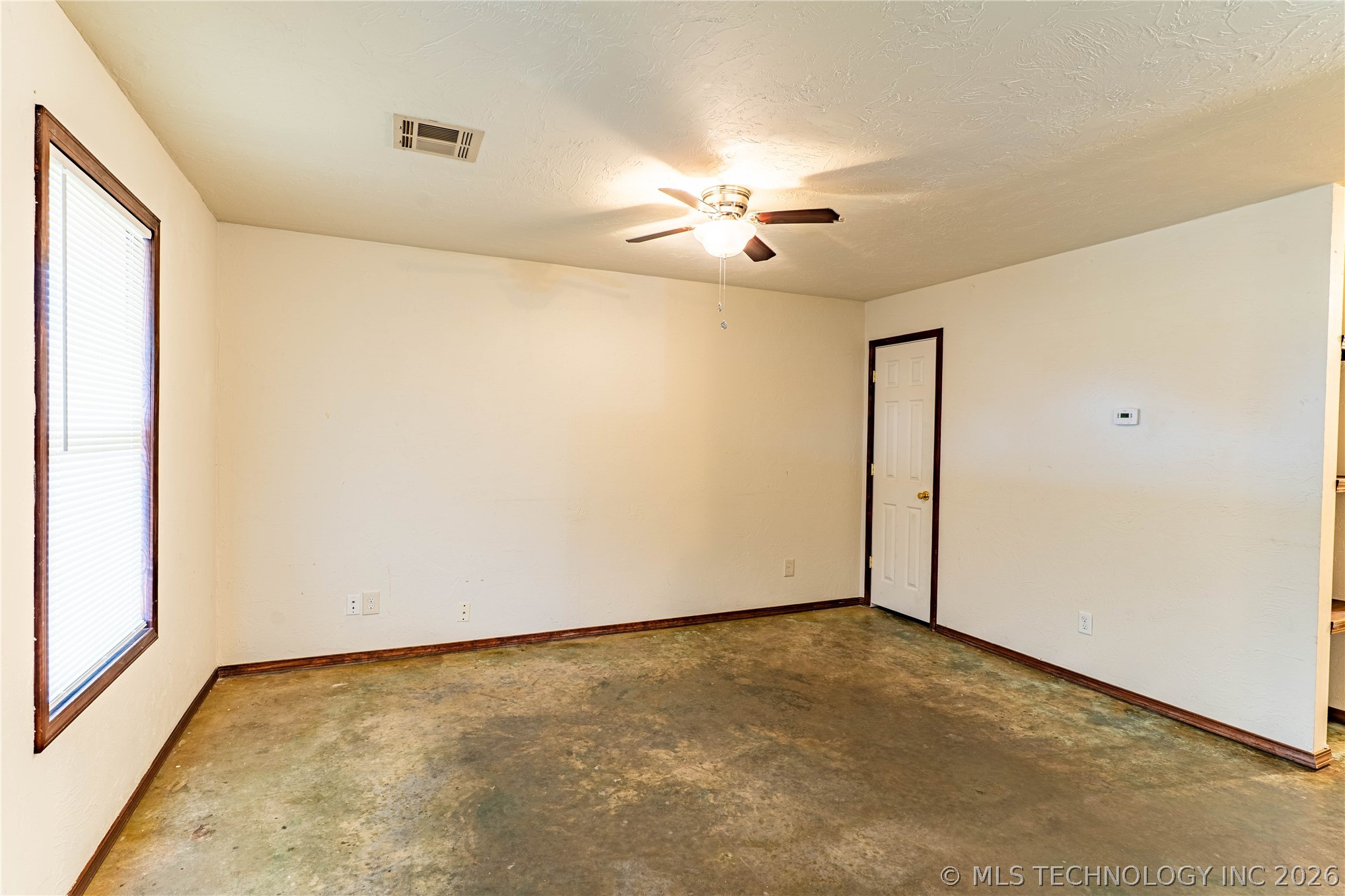 915 E Oak Street Property Photo 3