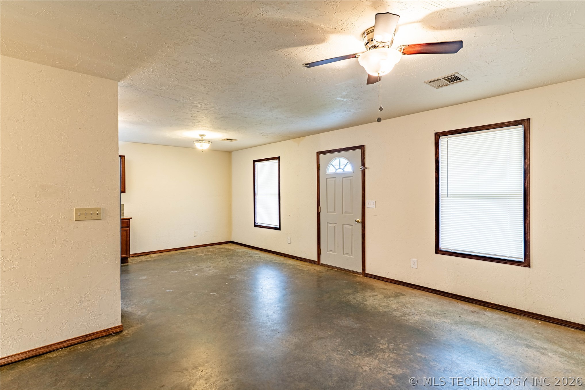 915 E Oak Street Property Photo 4