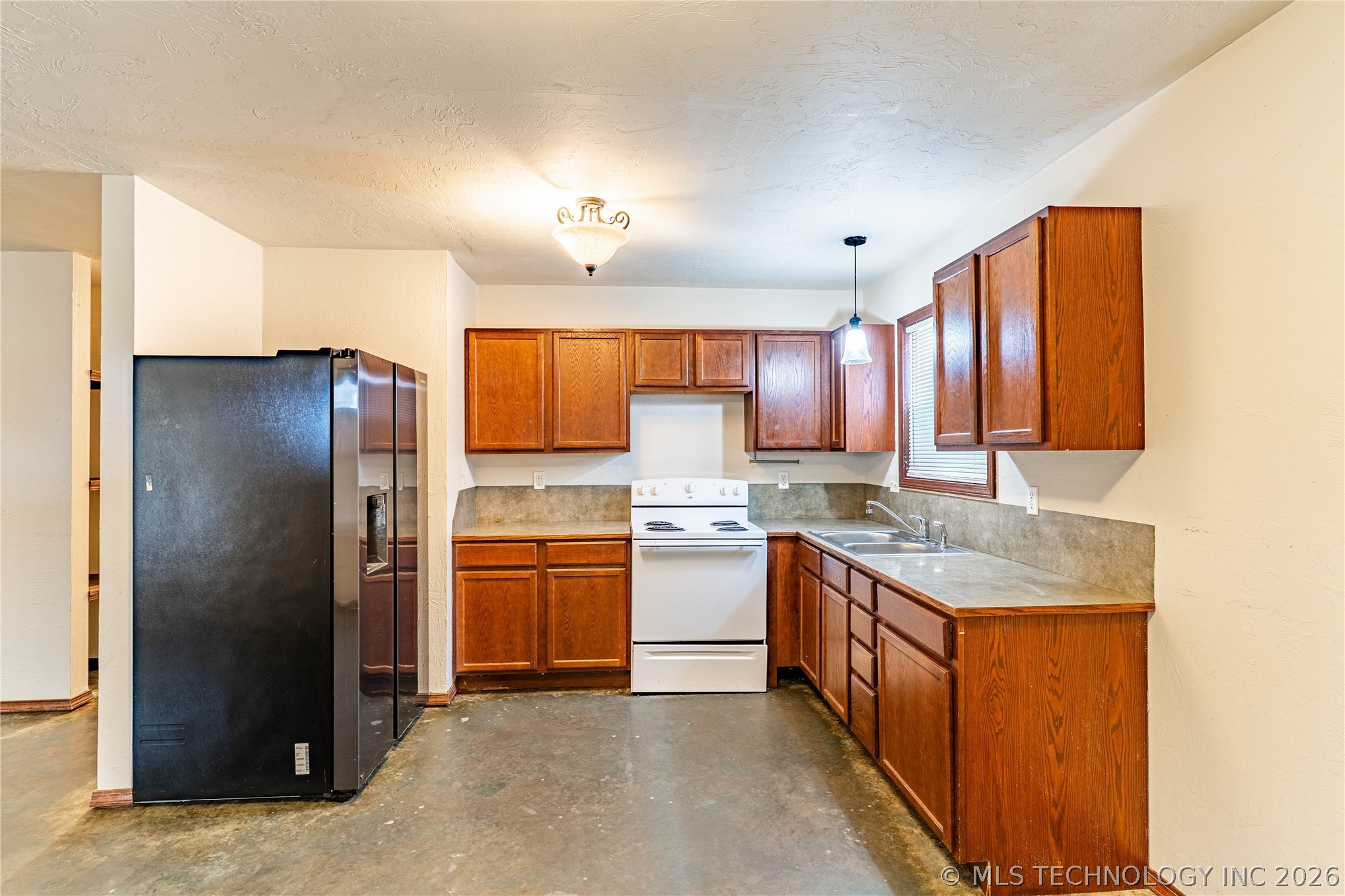 915 E Oak Street Property Photo 5