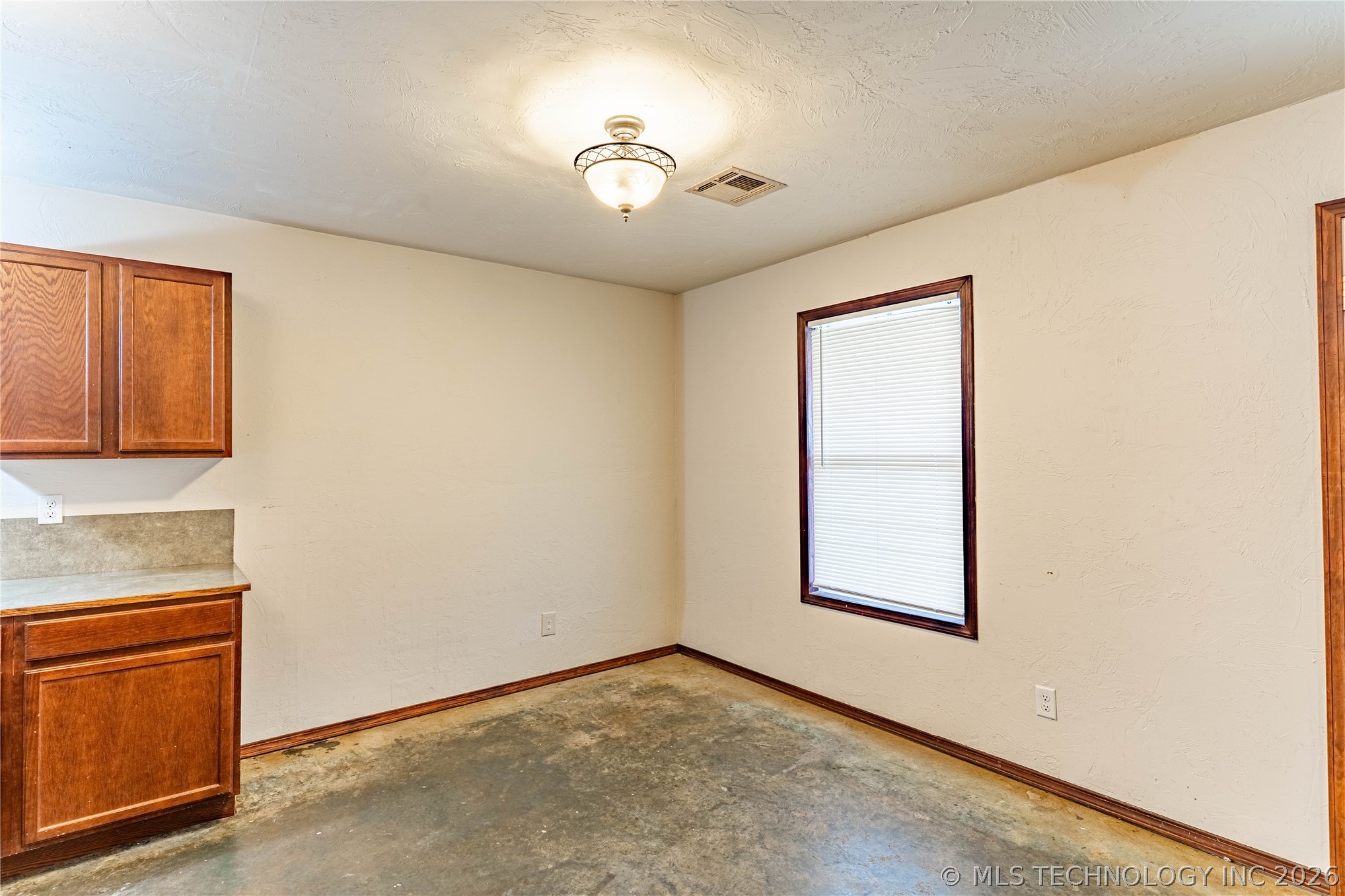 915 E Oak Street Property Photo 6