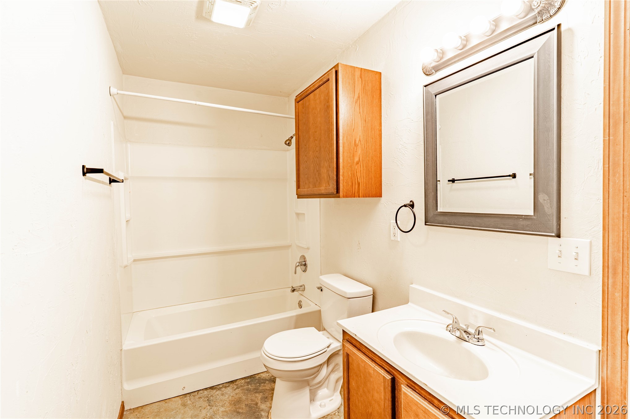 915 E Oak Street Property Photo 10