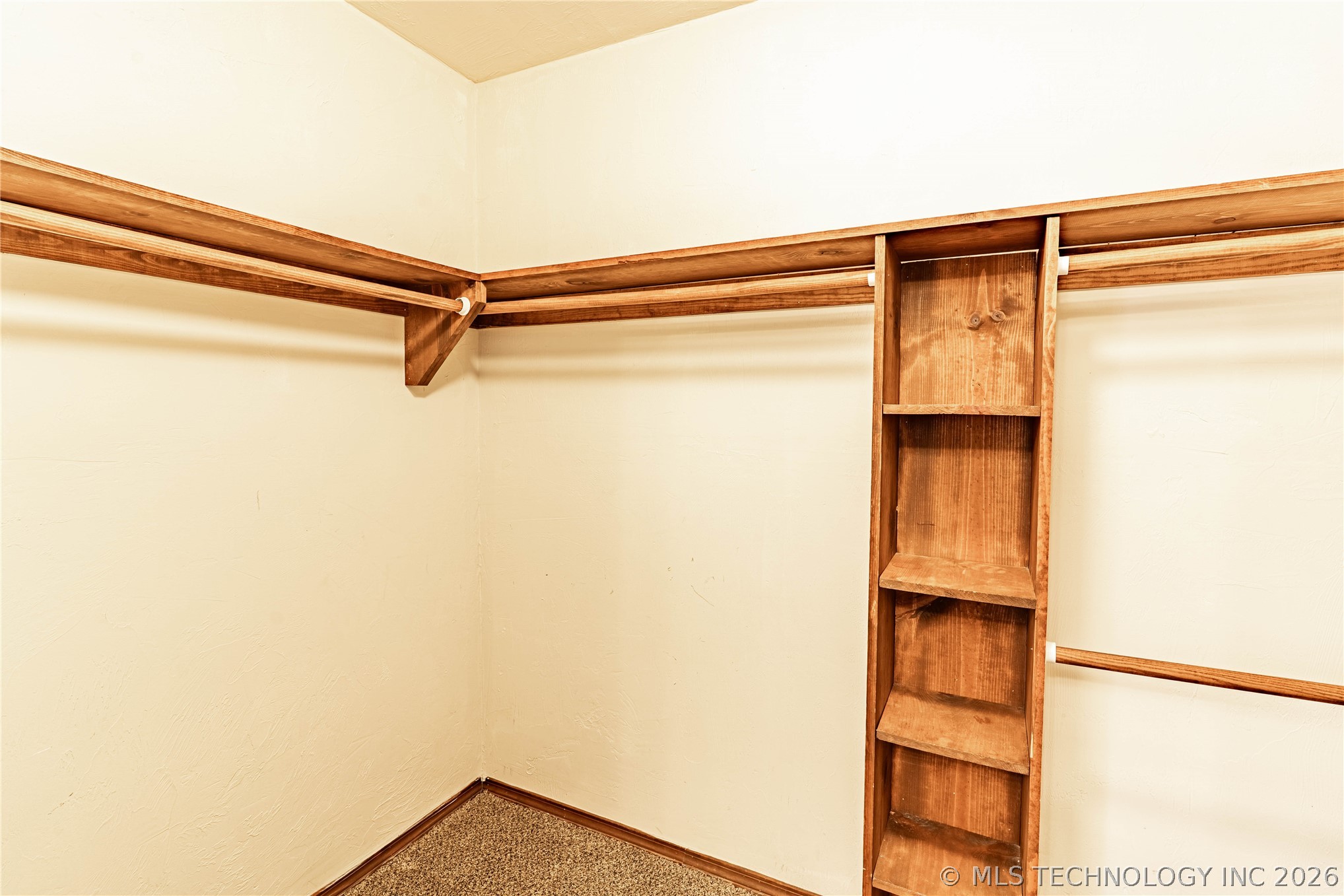 915 E Oak Street Property Photo 12