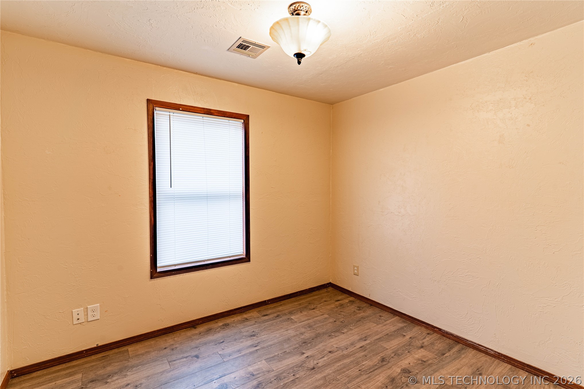 915 E Oak Street Property Photo 16