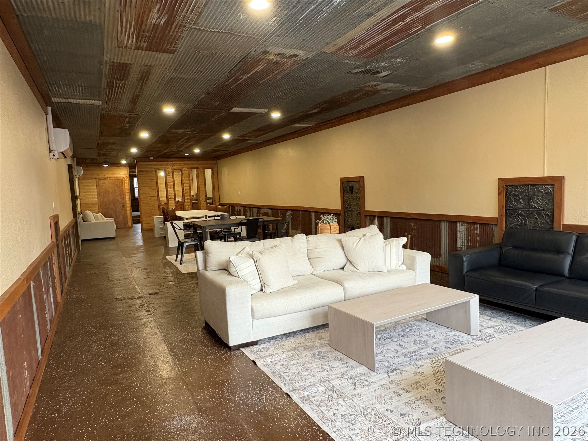 307 W Gentry Street Property Photo 2