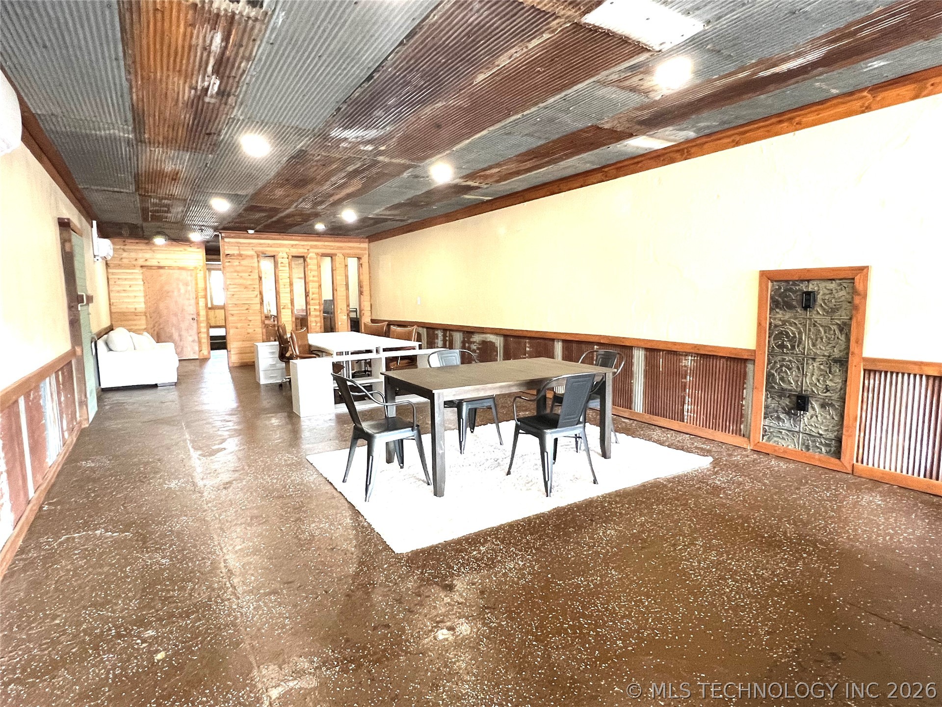 307 W Gentry Street Property Photo 4