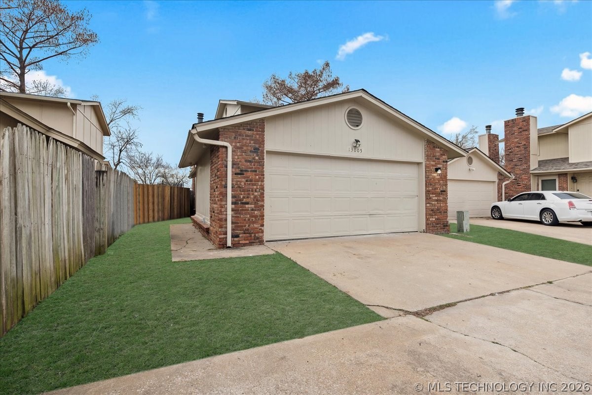 13005 E 28th Place Property Photo 3