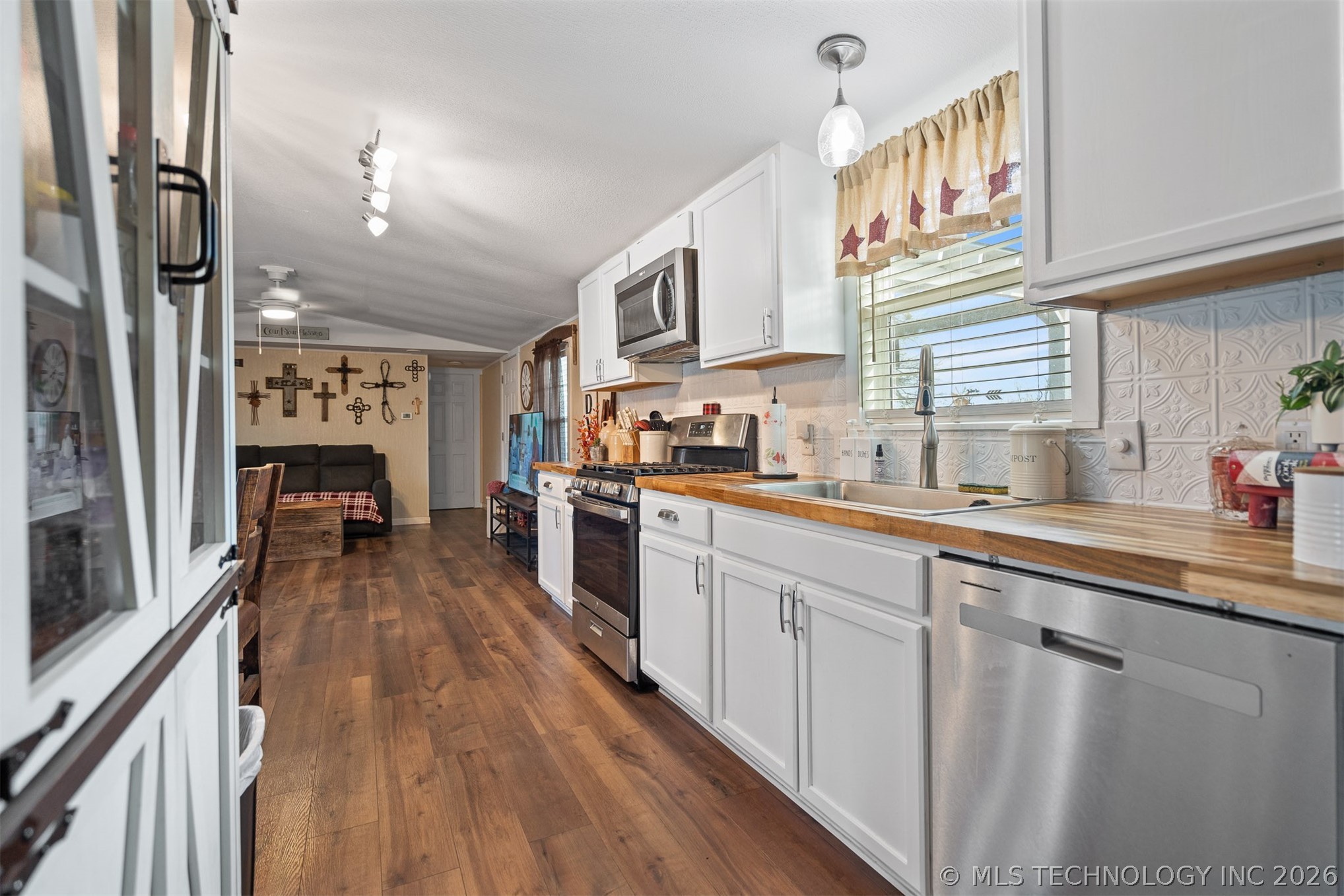 184 Pine Property Photo 5
