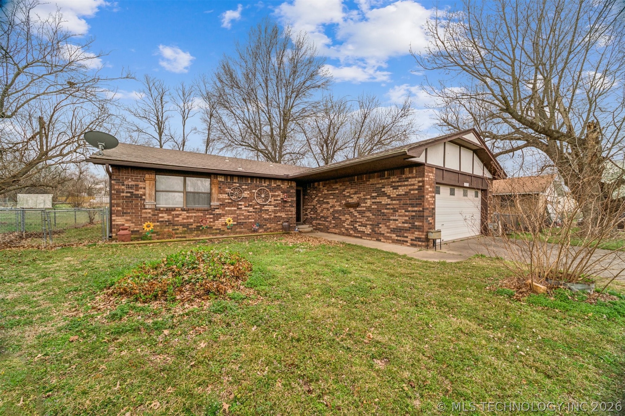 604 E Radcliff Avenue Property Photo 1