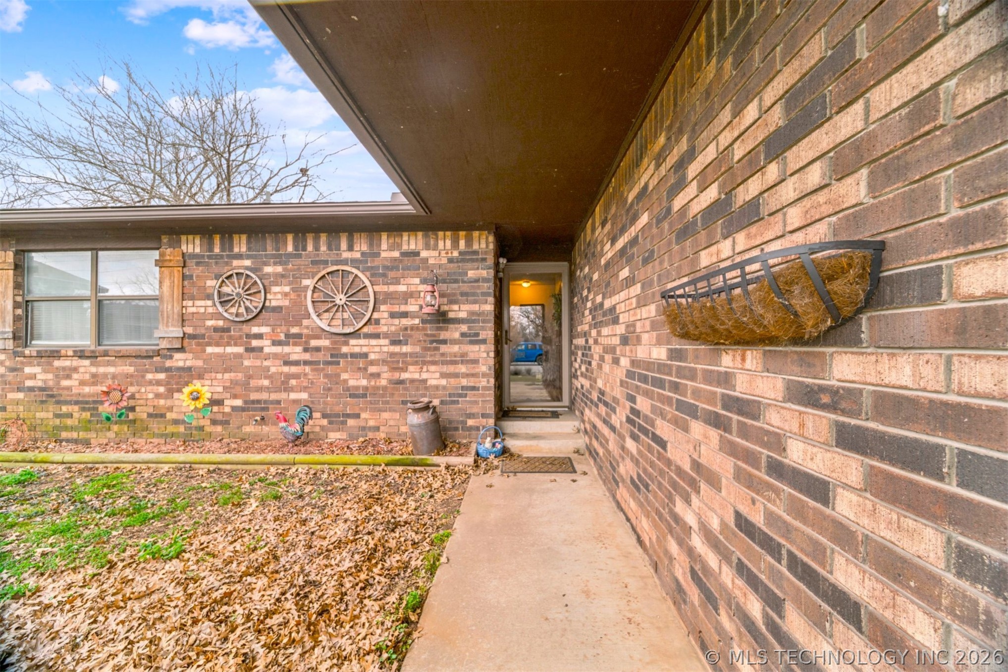 604 E Radcliff Avenue Property Photo 2