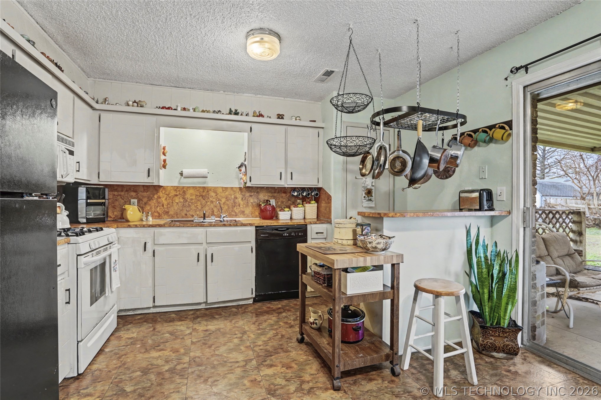 1750 S Poplar Avenue Property Photo 9