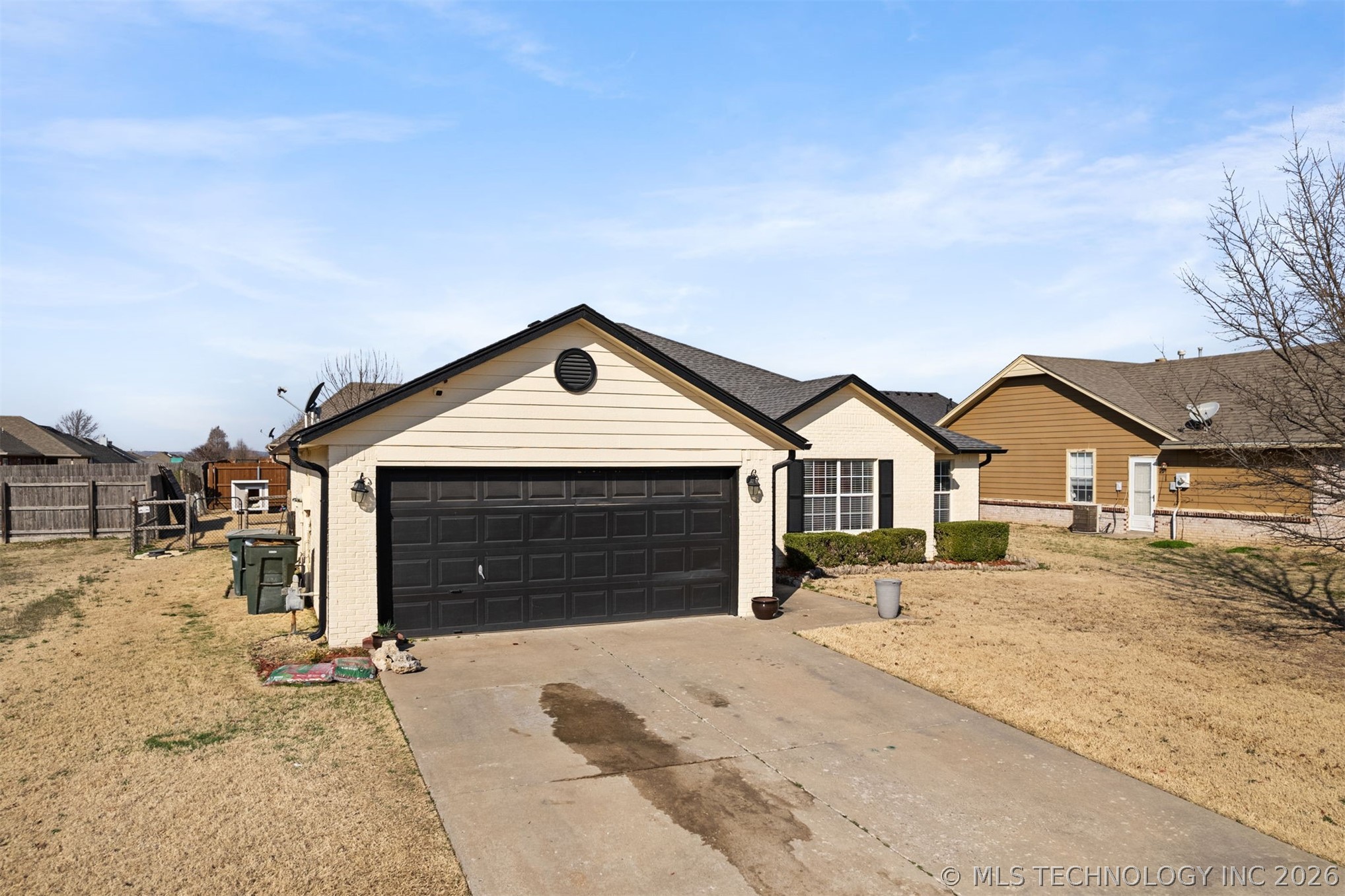 2114 S Javine Avenue Property Photo 2
