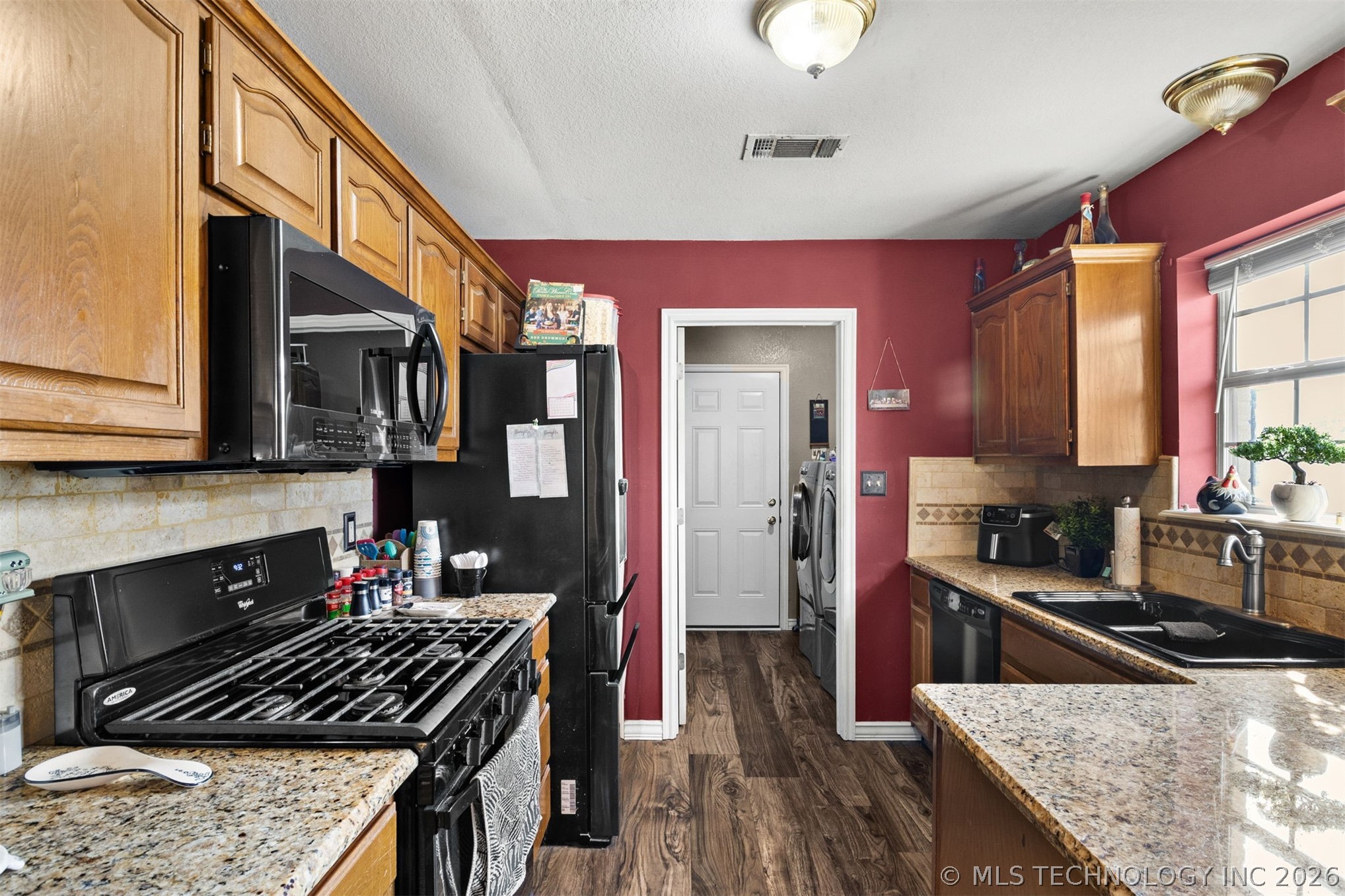 2114 S Javine Avenue Property Photo 6