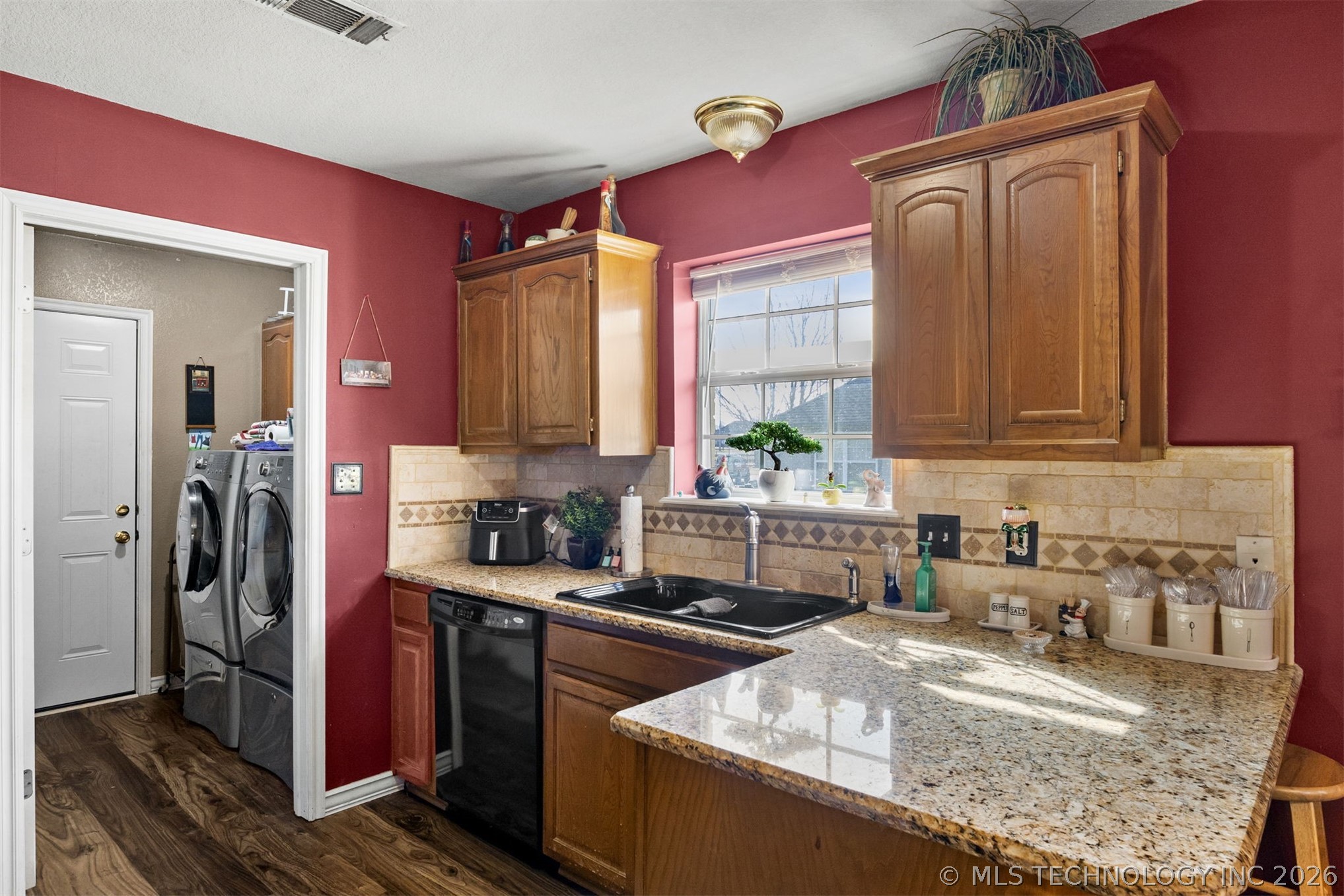 2114 S Javine Avenue Property Photo 10