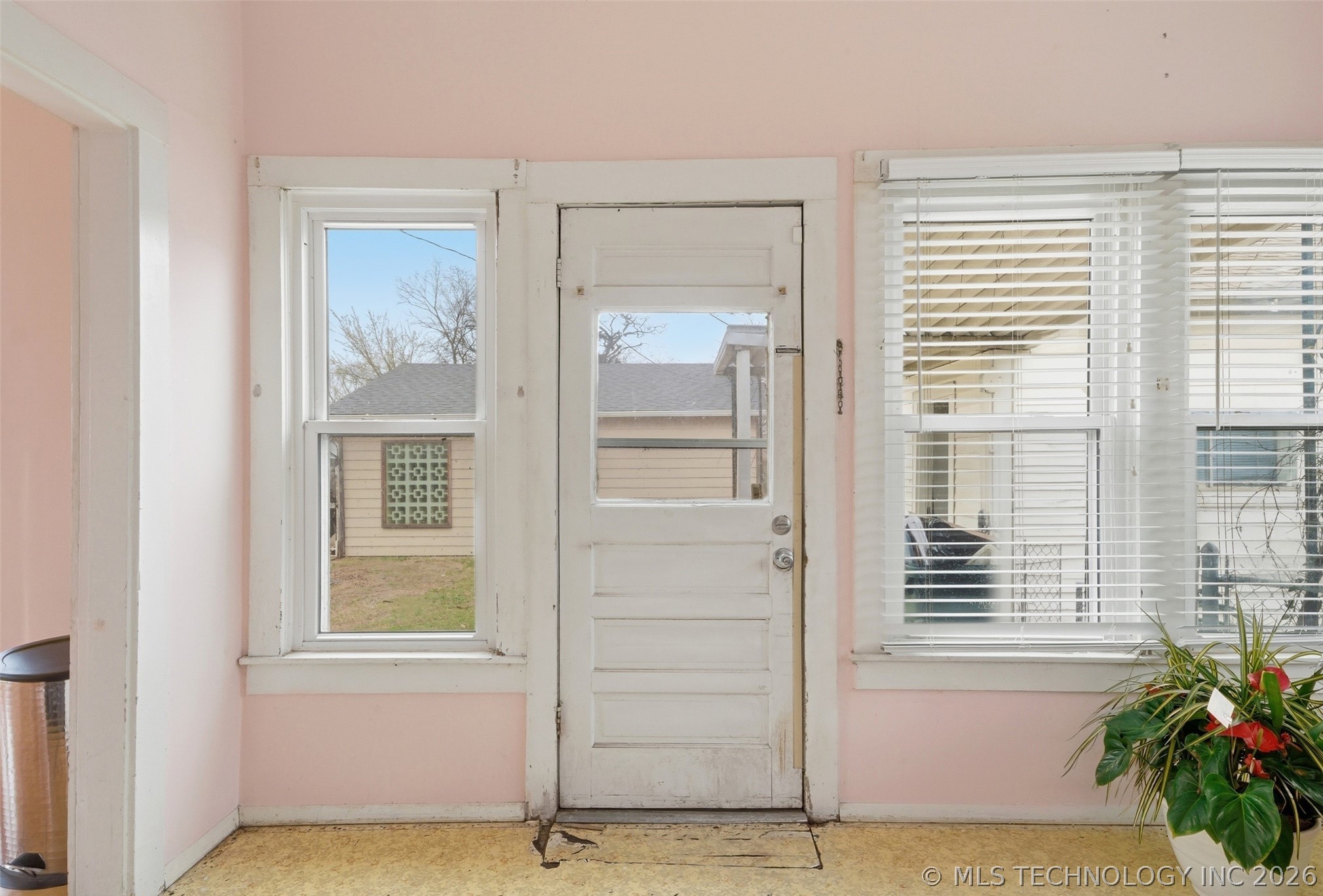 402 E 6th Street Property Photo 17
