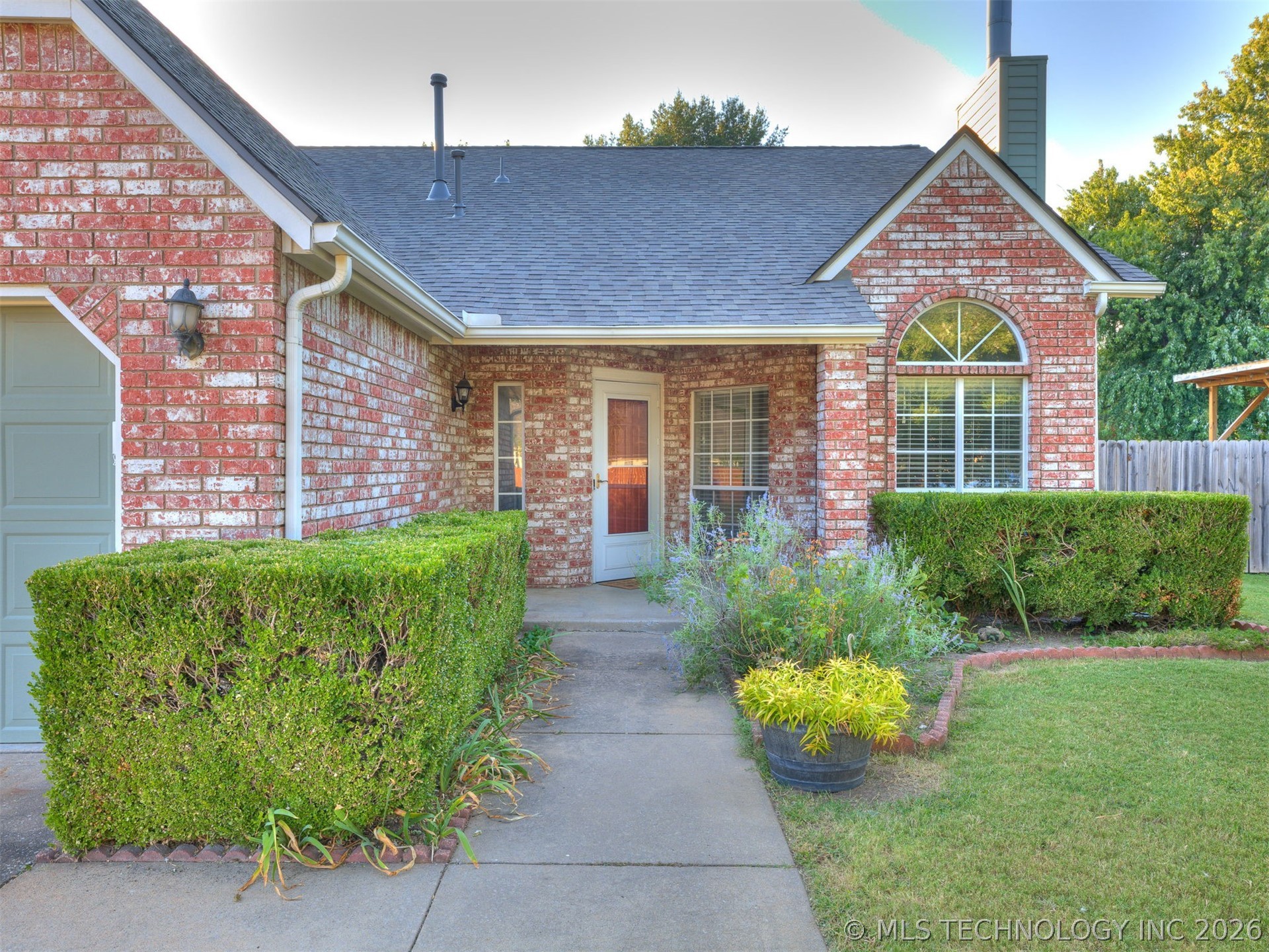 4212 S Oak Avenue Property Photo 1