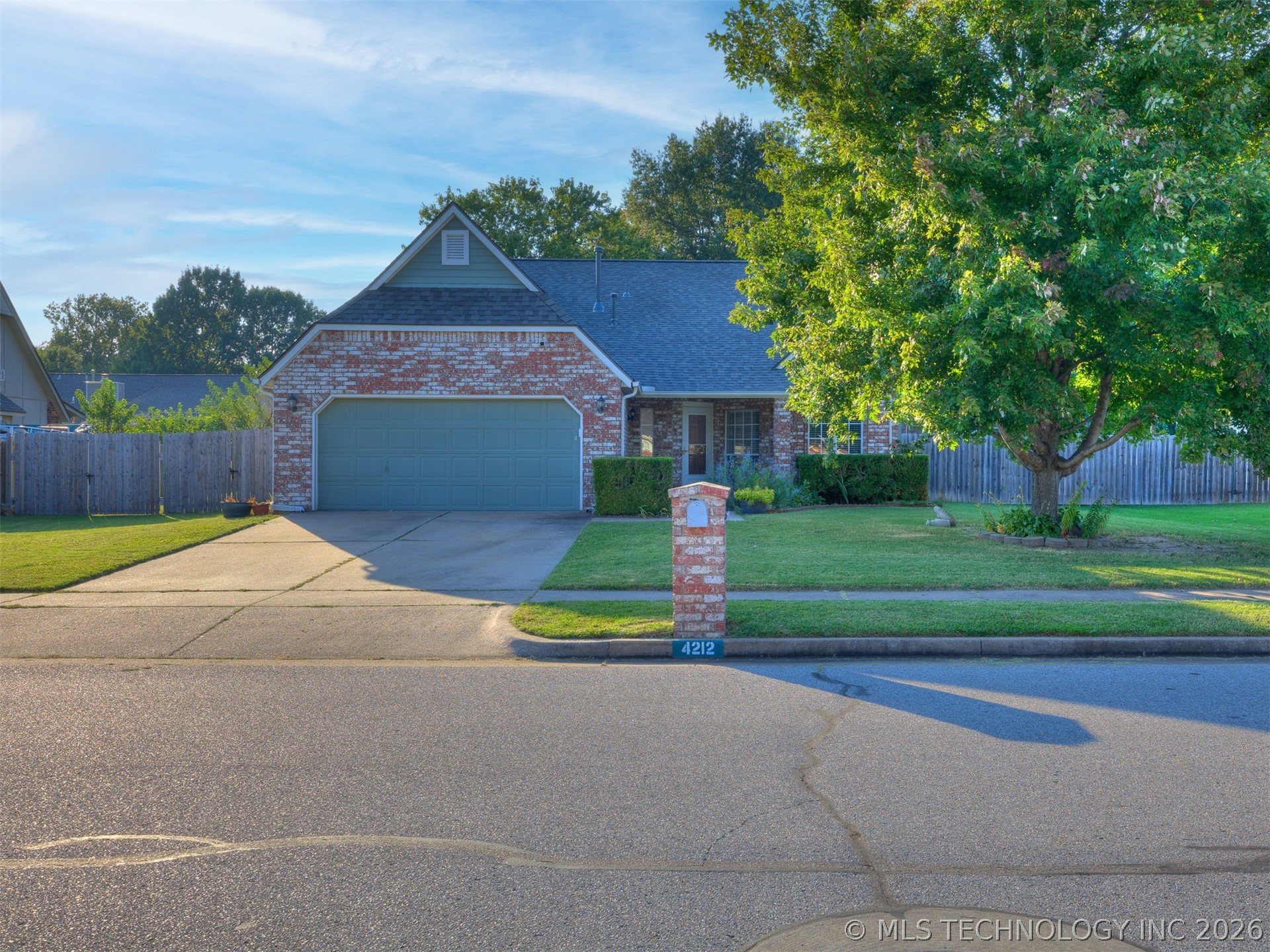 4212 S Oak Avenue Property Photo 2