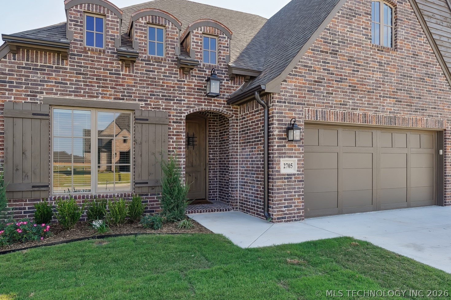 2705 W Twin Oaks Street Property Photo 2