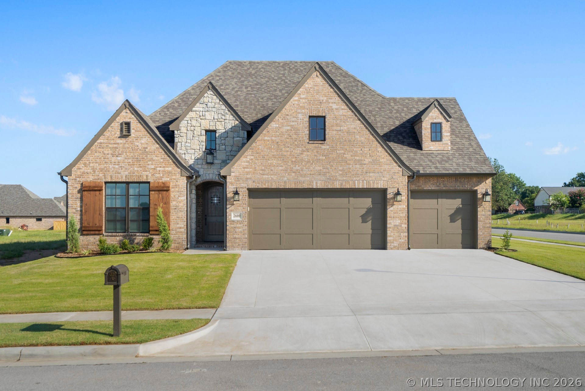 2600 W Twin Oaks Street Property Photo 1